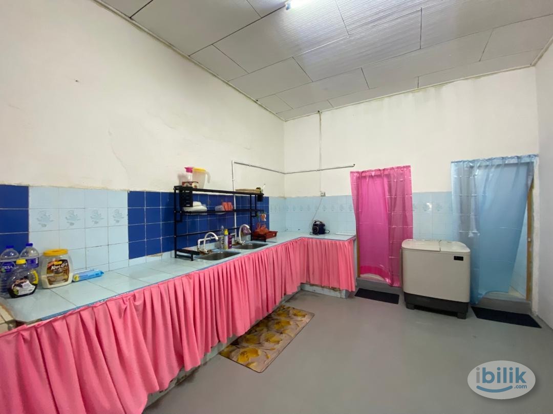 Middle Room at Batu Pahat, Johor - Image 4