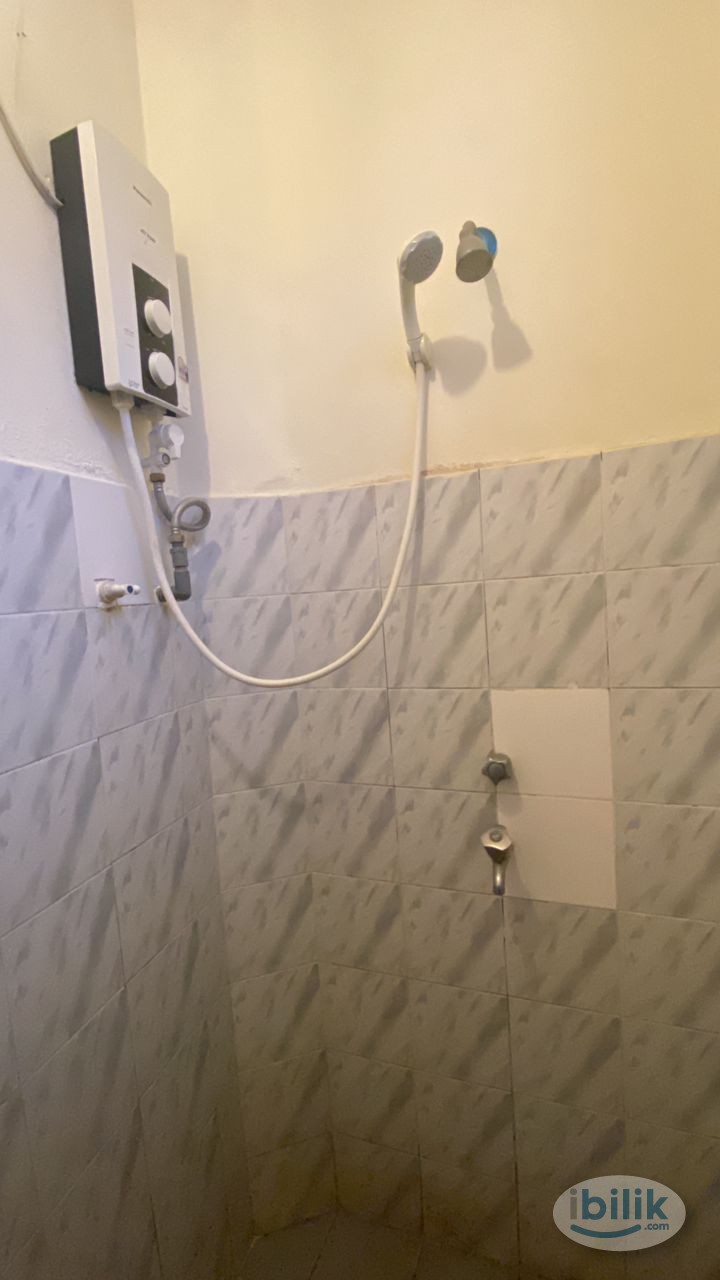Middle Room at Bandar Utama 4, 3 mins to 1 Utama, 1st Avenue - Image 3