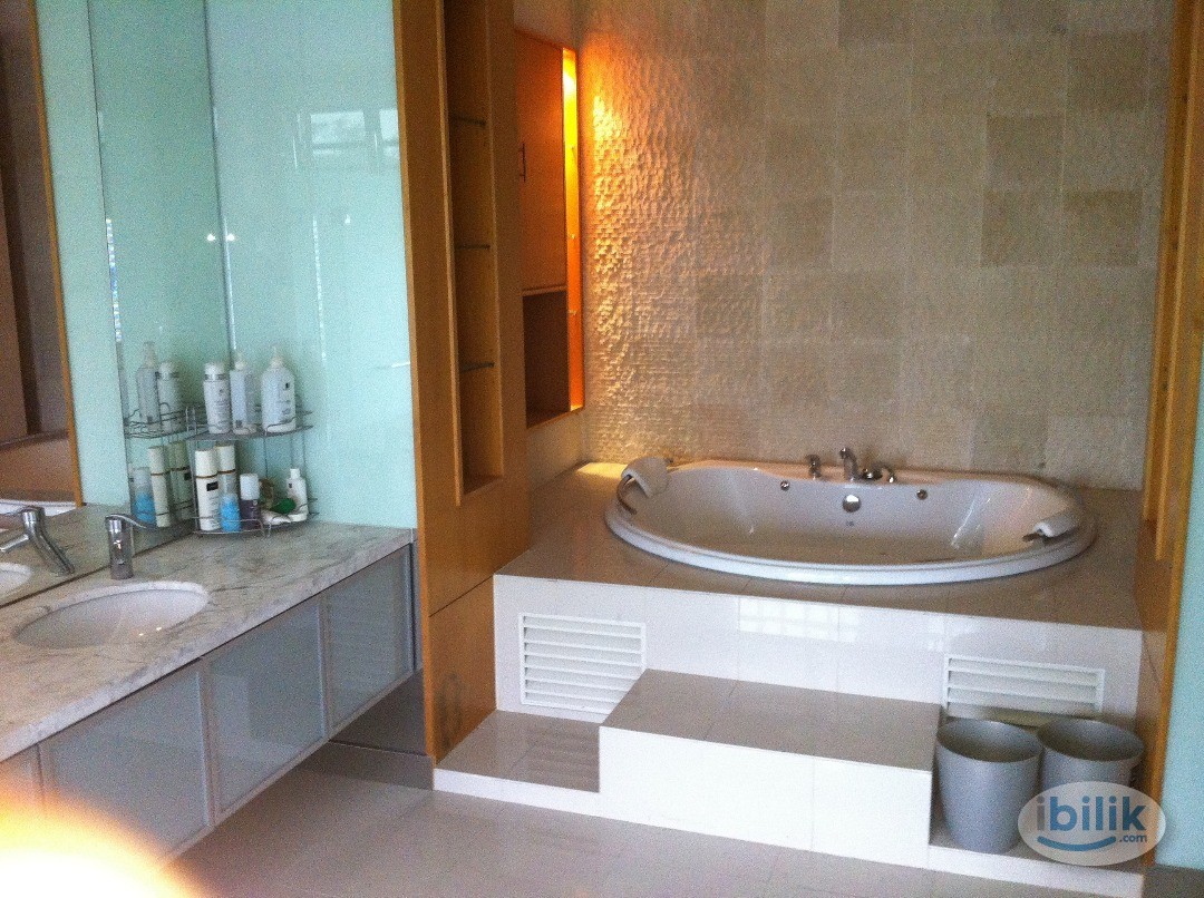 Room near LRT station - Image 3