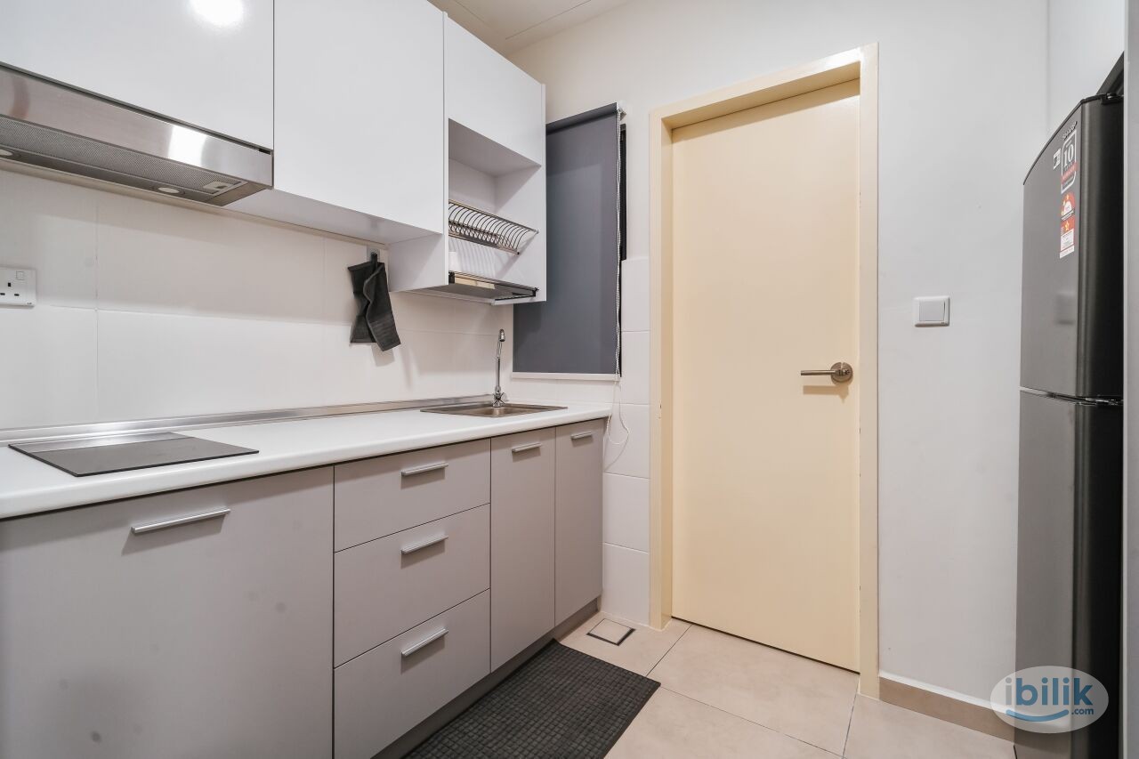 Spacious room, budget friendly, near MRT - Image 4