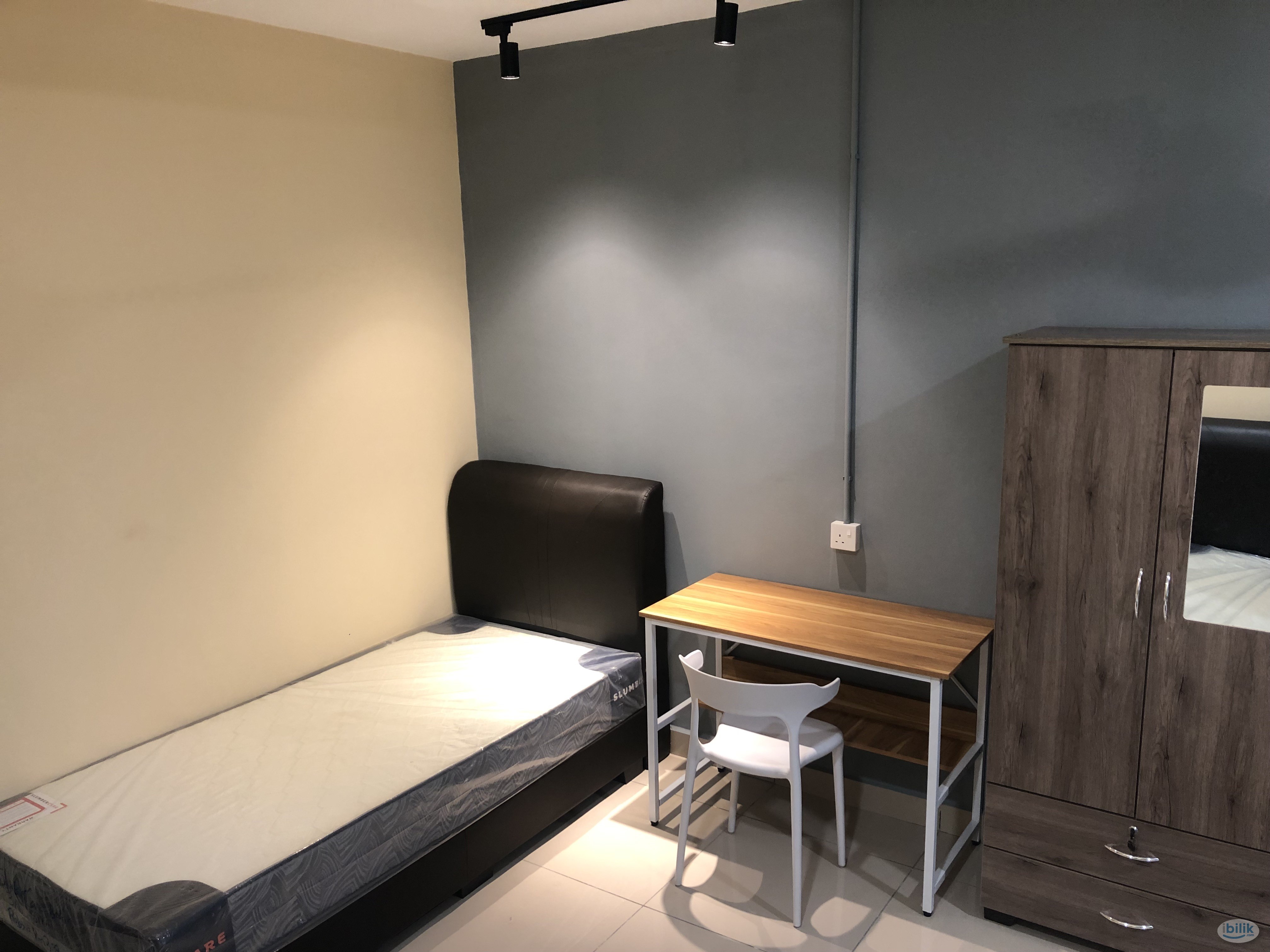 ✨LANDED HOUSE NEAR HELP Uni✅@ SUBANG 2, Newly Renovated, Single Room With Aircond - Image 1