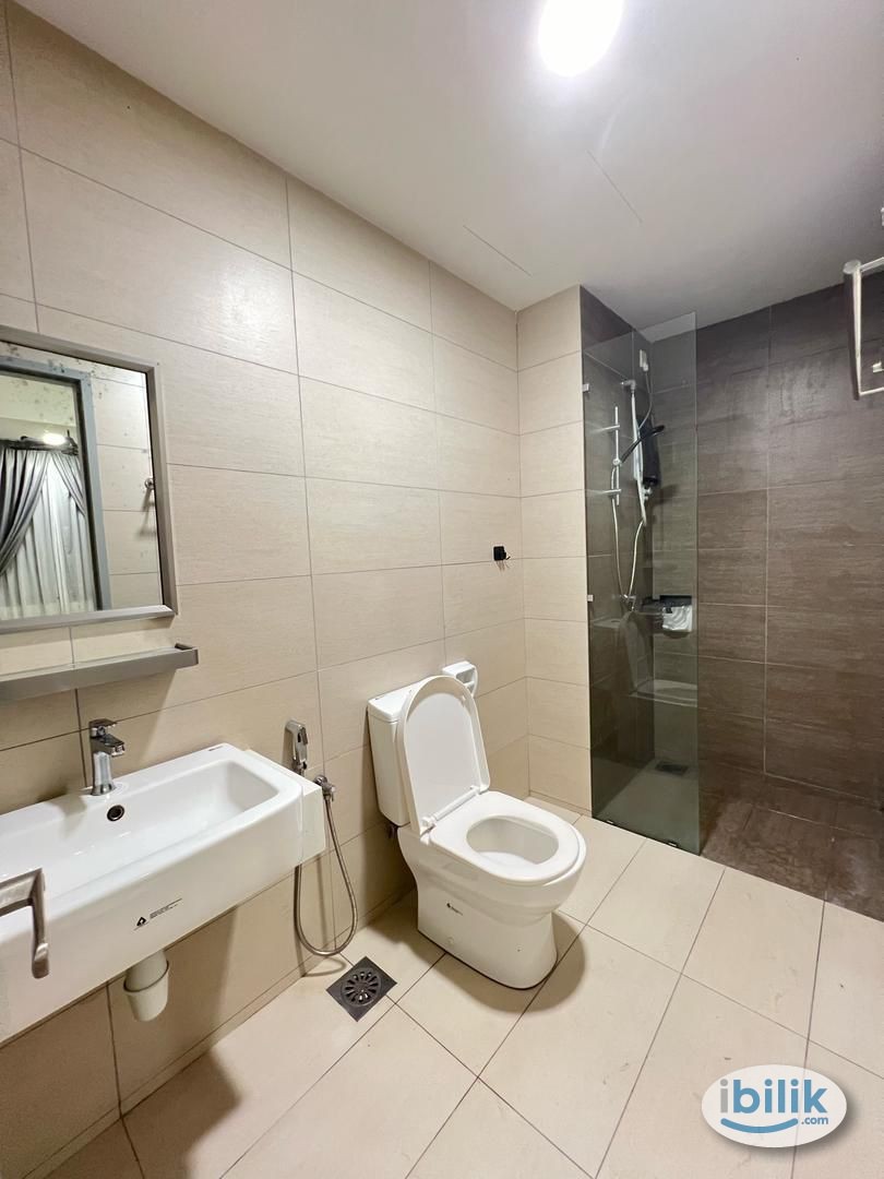 Middle Room at Gravit8, Klang - Image 3