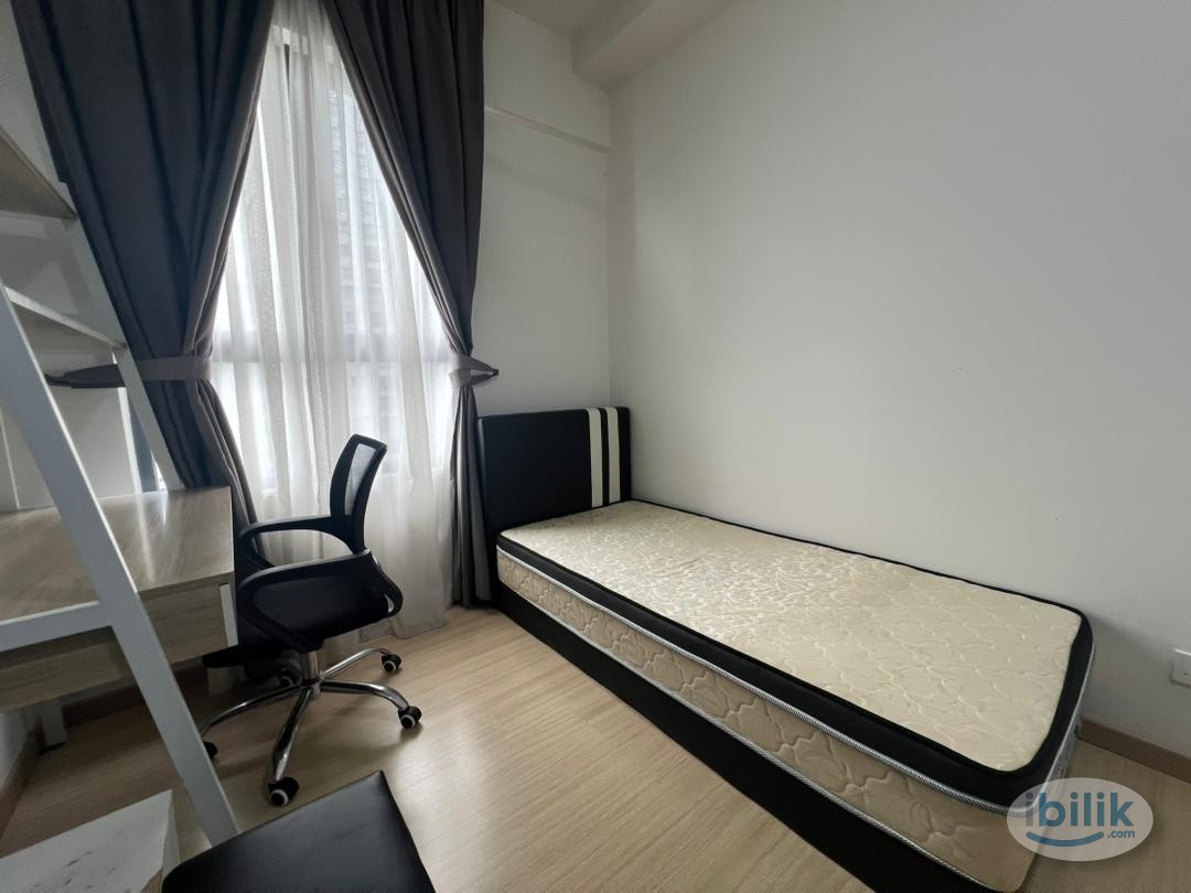 Middle Room at Gravit8, Klang - Image 1