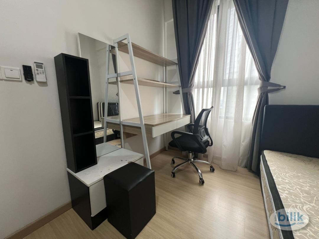 Middle Room at Gravit8, Klang - Image 2