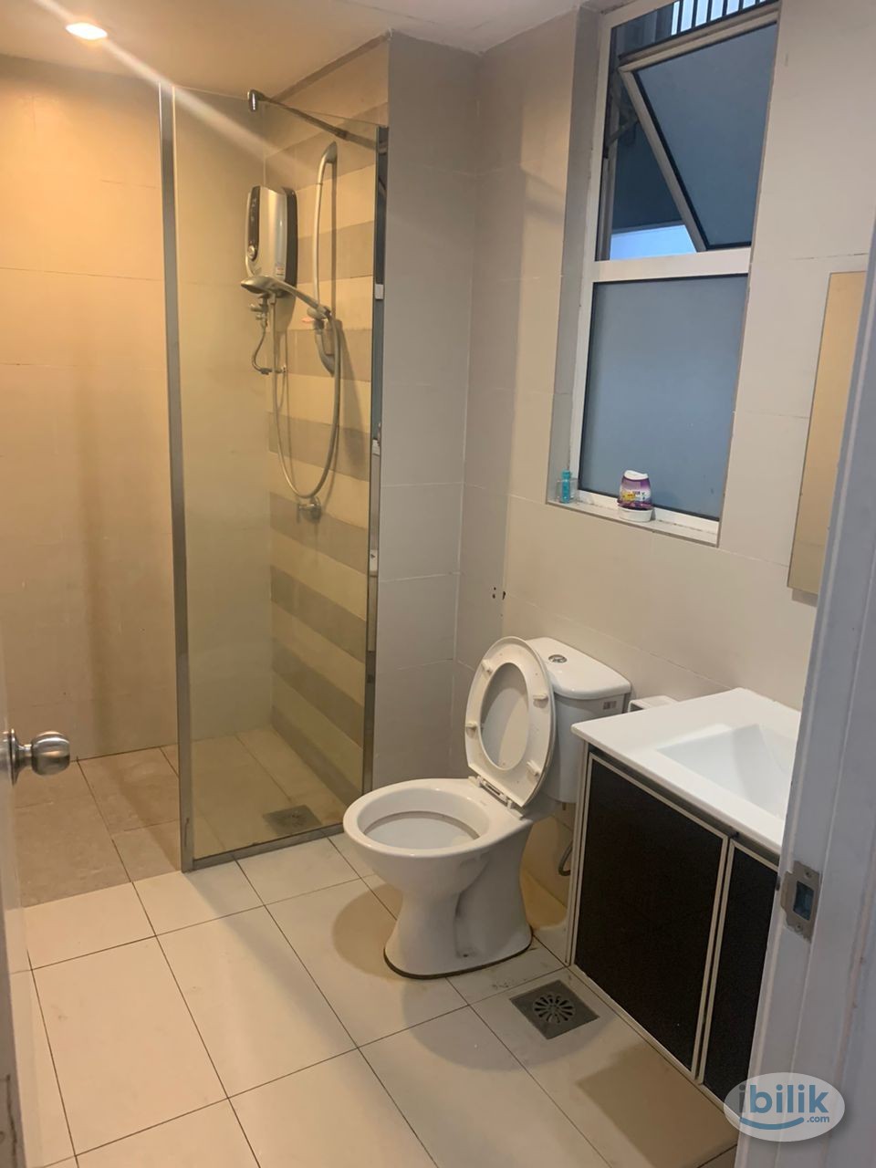 Balcony big Twin Room ( girl)at Menara U2, Shah Alam, 3 min WALKING DISTANCE TO MSU & AEON SHAH ALAM - Image 2