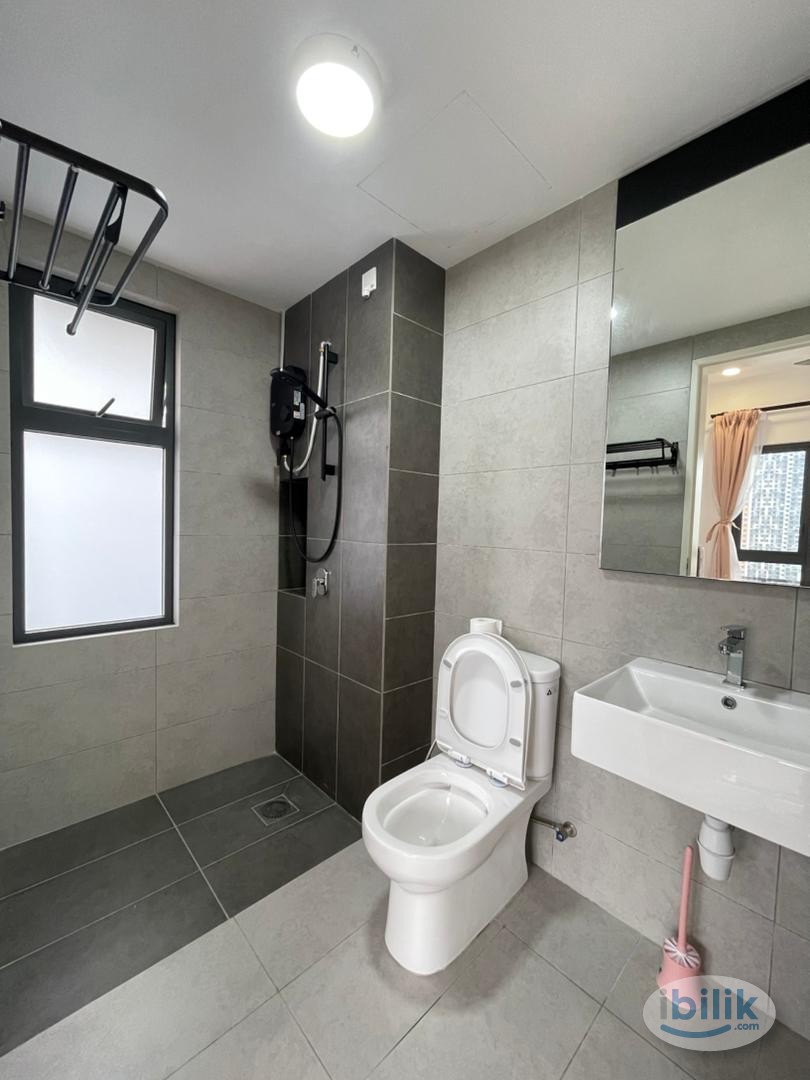 Master Room at Damansara Perdana, Petaling Jaya - Image 5