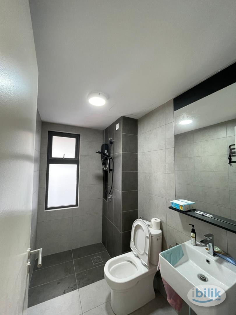 Middle Room at Damansara Perdana, Petaling Jaya - Image 4