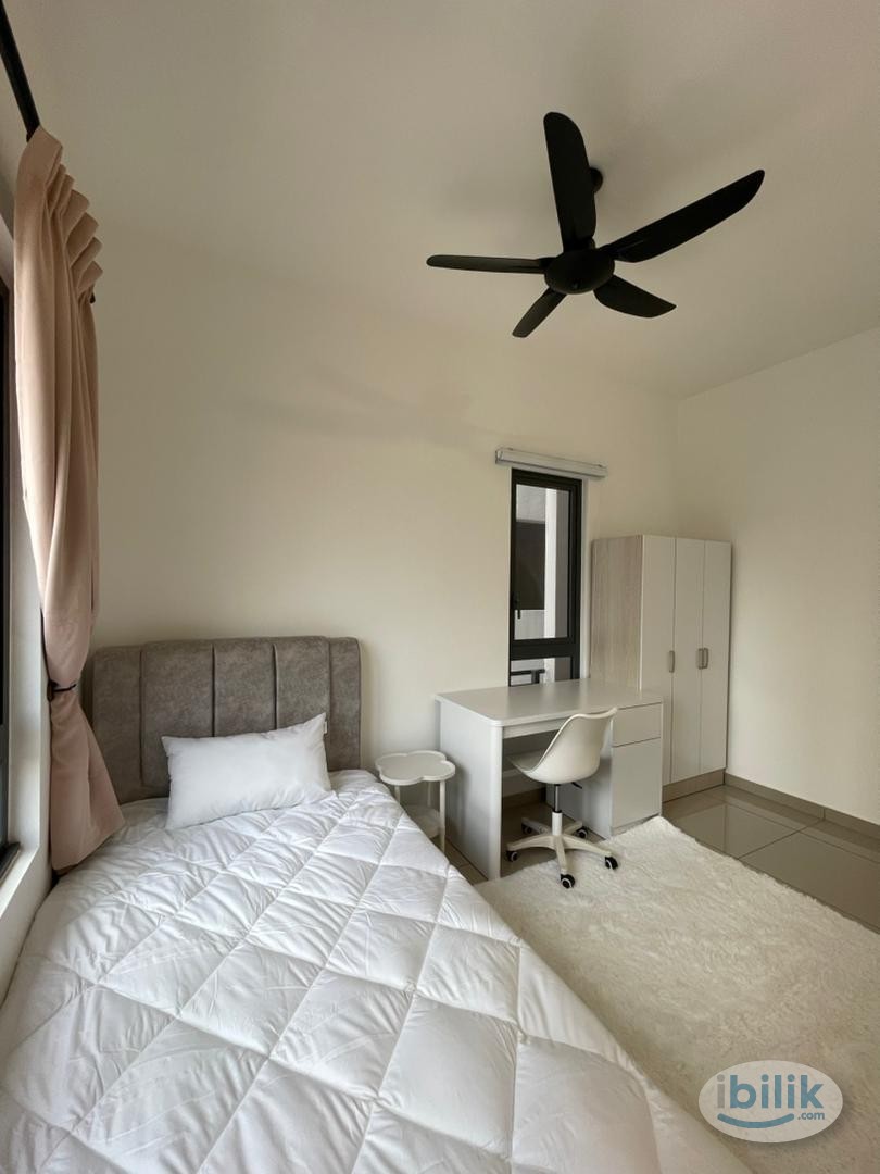 Middle Room at Damansara Perdana, Petaling Jaya - Image 1