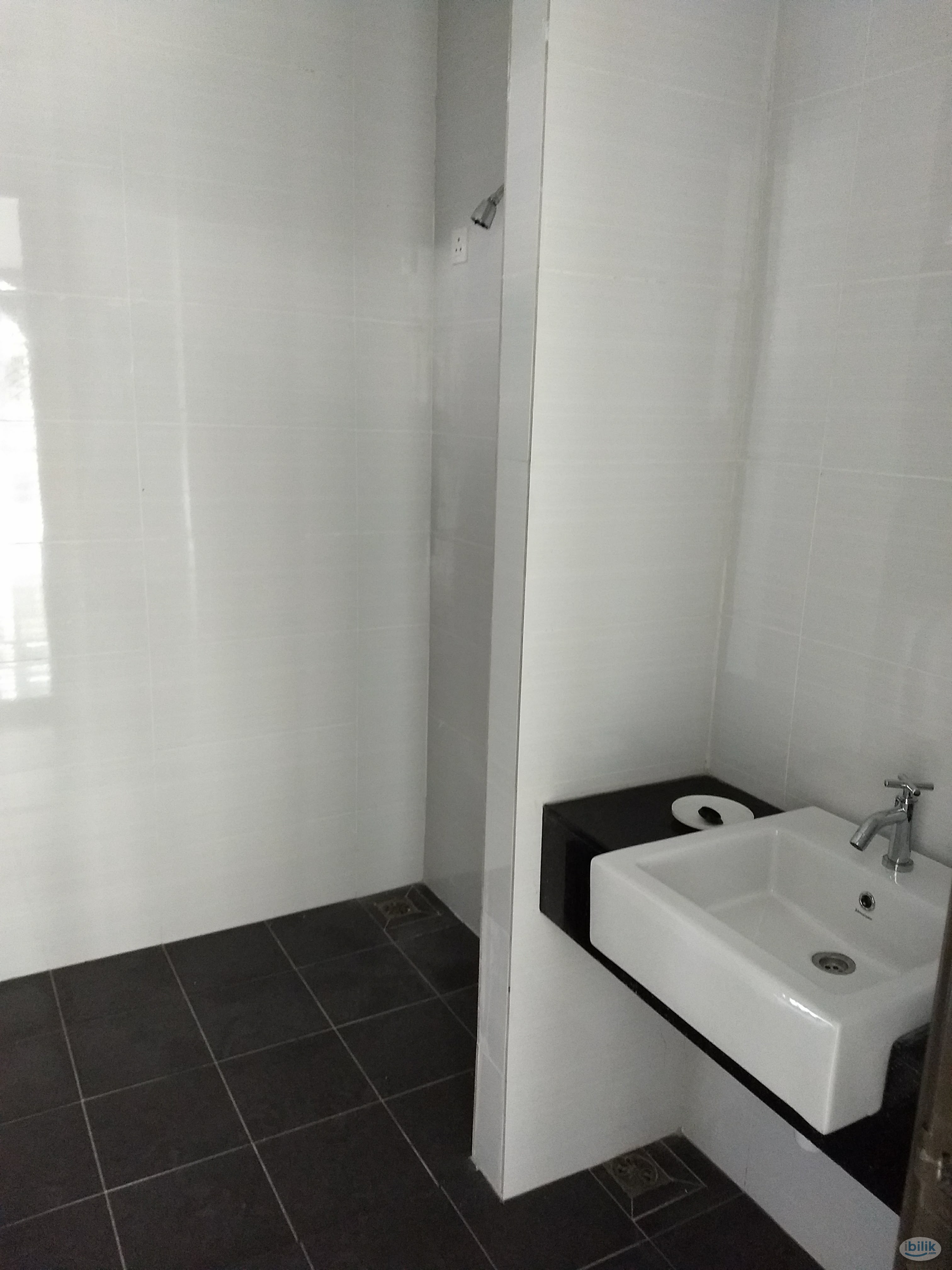 Platinum 3 Balcony Single Room include utilities Share Bathroom MIX GENDER - Image 3