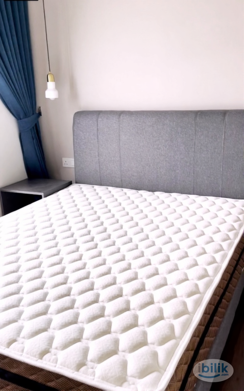 Middle room with private bathroom for rent at Novum Bangsar South - Image 2