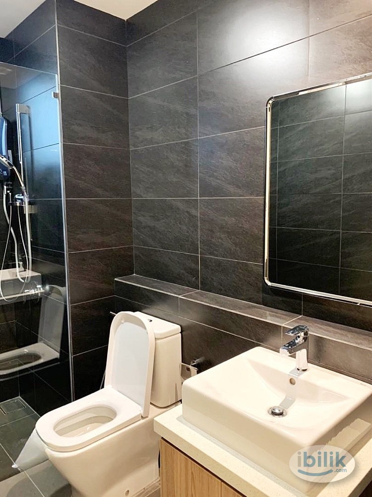 Middle room with private bathroom for rent at Novum Bangsar South - Image 4