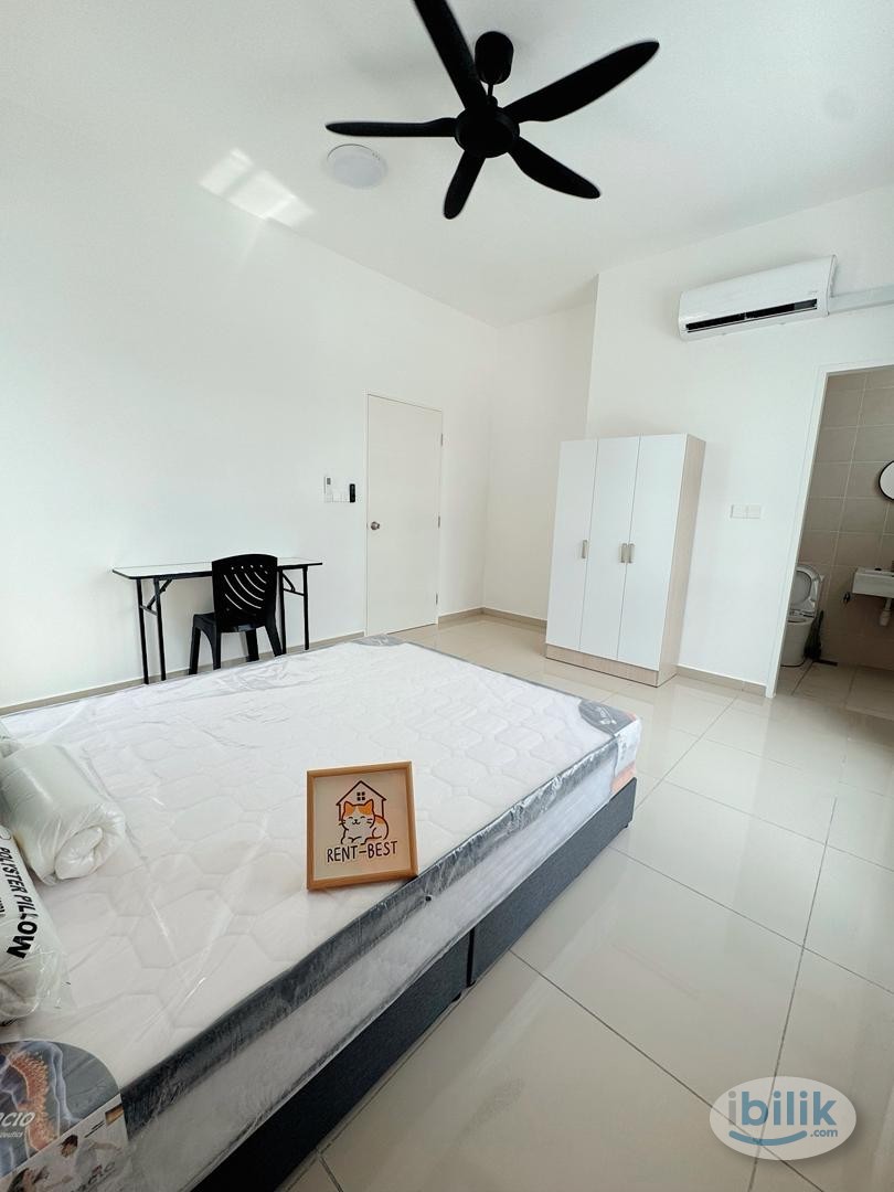 Cozy Female Unit Master Room at Bandar Enstek, Nilai - Image 2