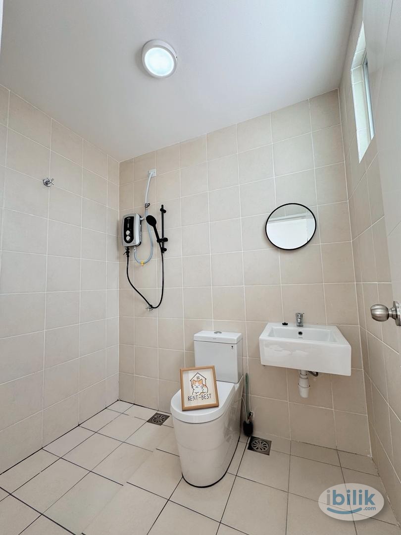 Cozy Female Unit Master Room at Bandar Enstek, Nilai - Image 3
