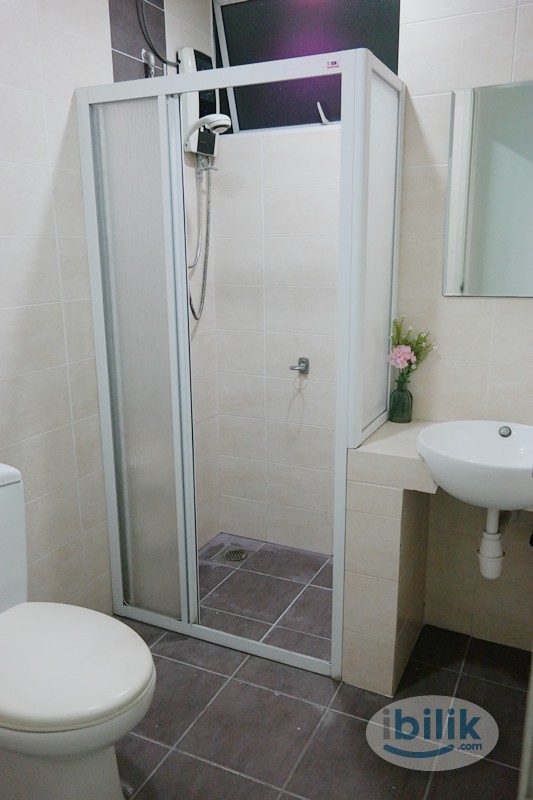 Walking distance to MRT and Thomson & Sunway Medical Centre and Tropicana Gardens Single Room at Kota Damansara, Petalin - Image 2