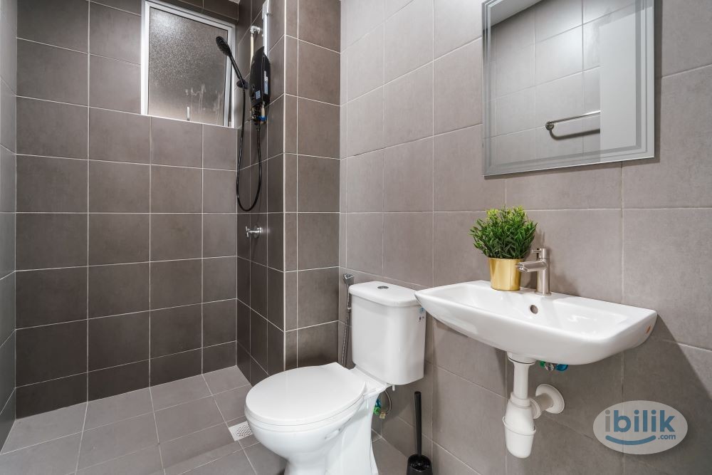 Exclusive Master Room at Nikka City Sentral Residence, Bandar Sri Permaisuri - Image 3