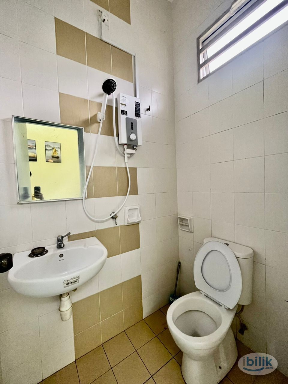 Master Room at Dedaun Bungalow Village, Batu Kawan - Image 2