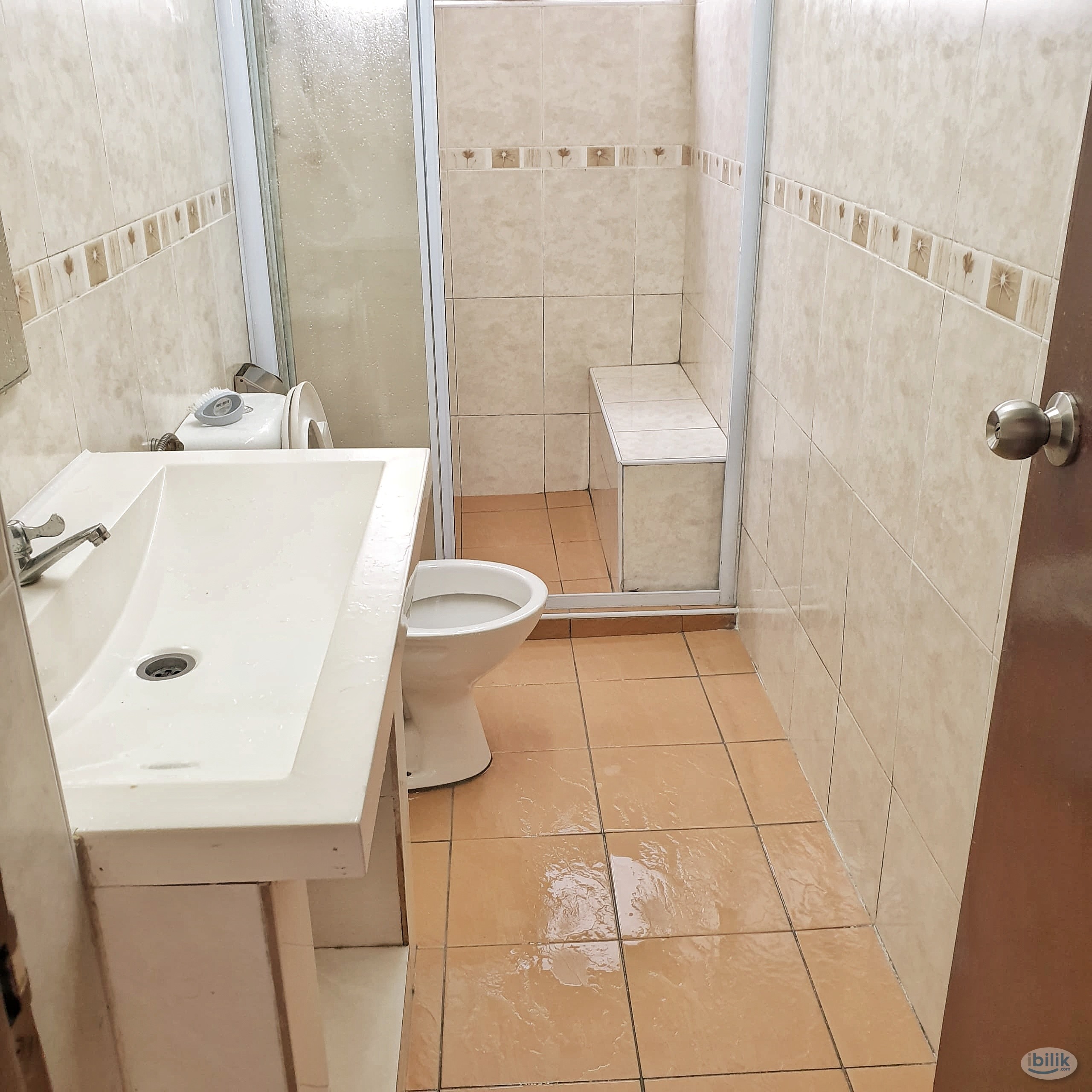 Female unit, Medium room 2, 10 mins walk to LRT - Image 2
