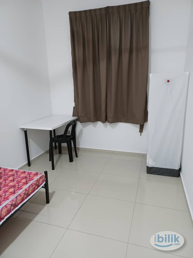 KLIA 1 & 2 Male Unit Middle Room For RENT - Image 1