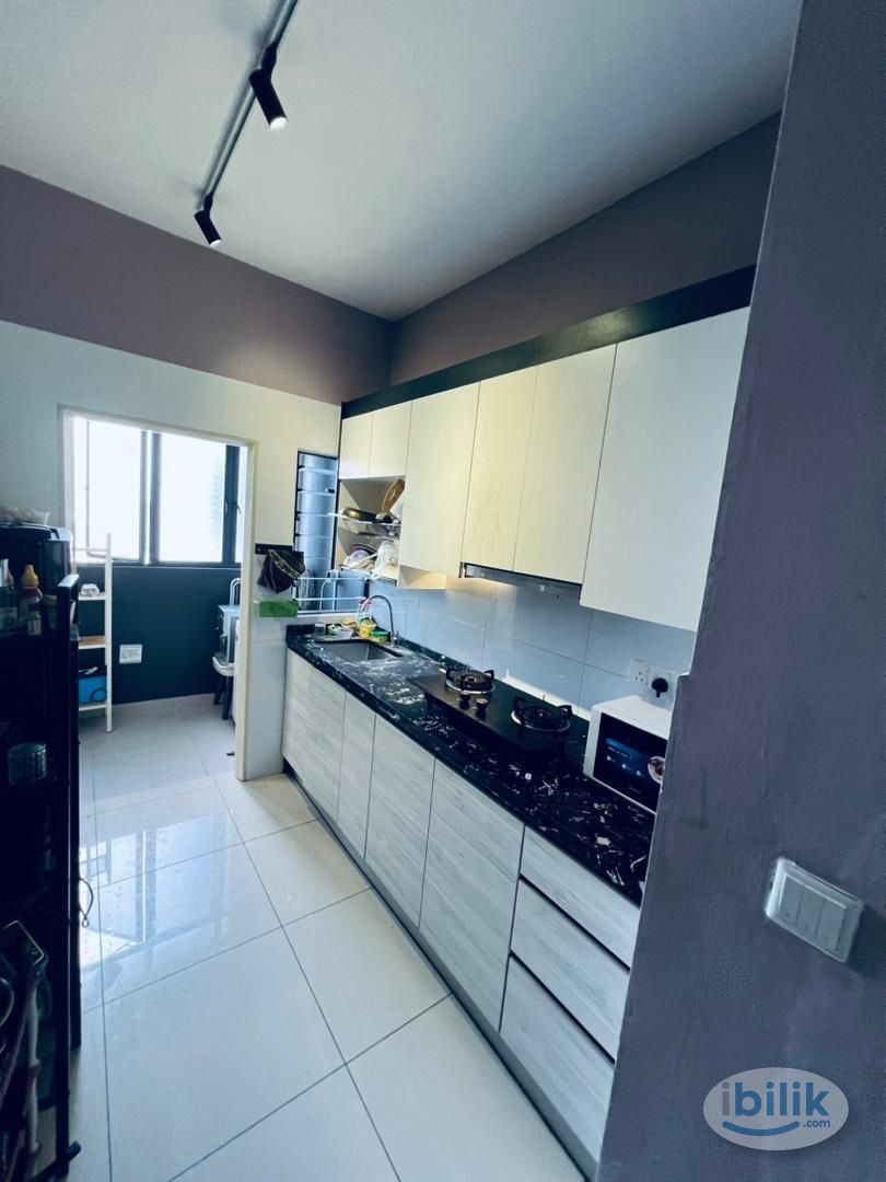 The Hamilton Condominium Middle Room Lady Unit - Image 2