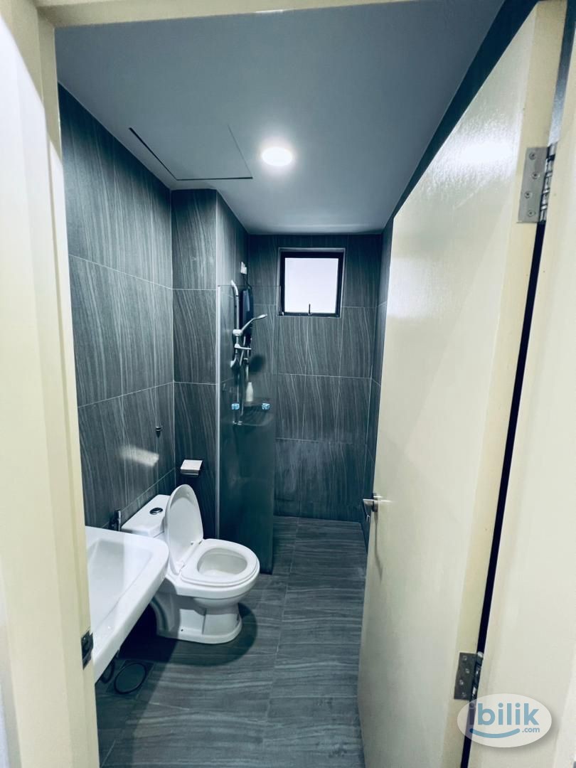 The Hamilton Condominium Middle Room Lady Unit - Image 3