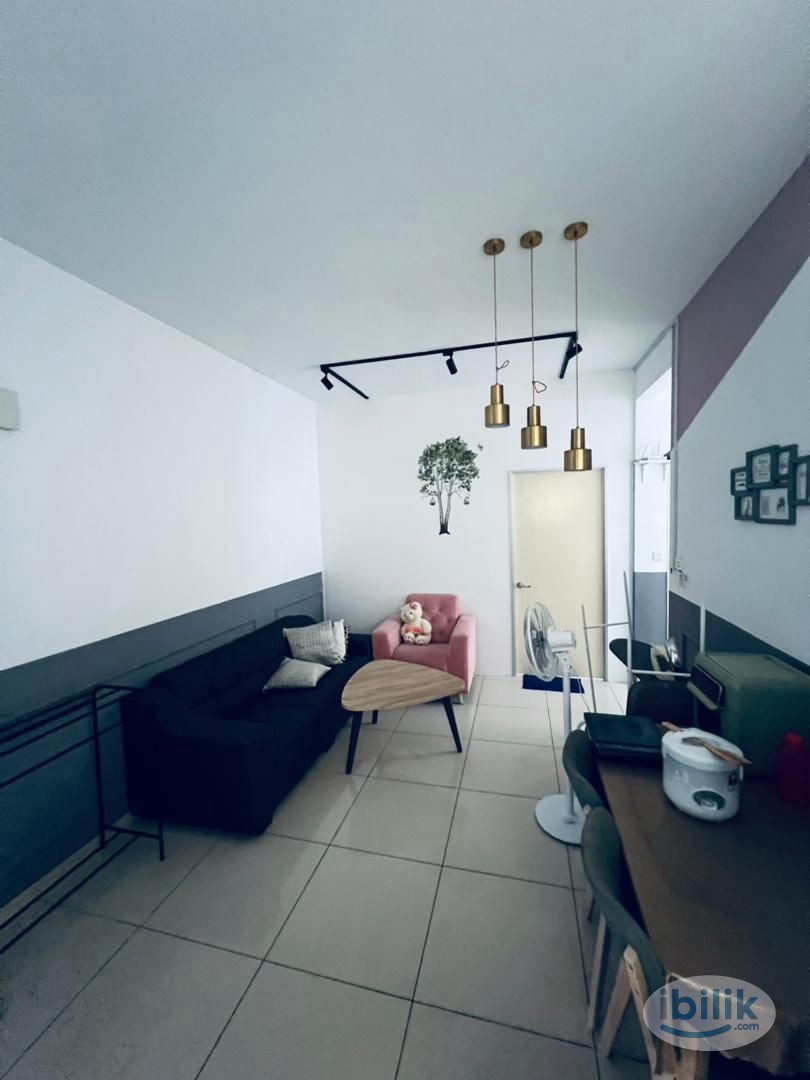 The Hamilton Condominium Middle Room Lady Unit - Image 5