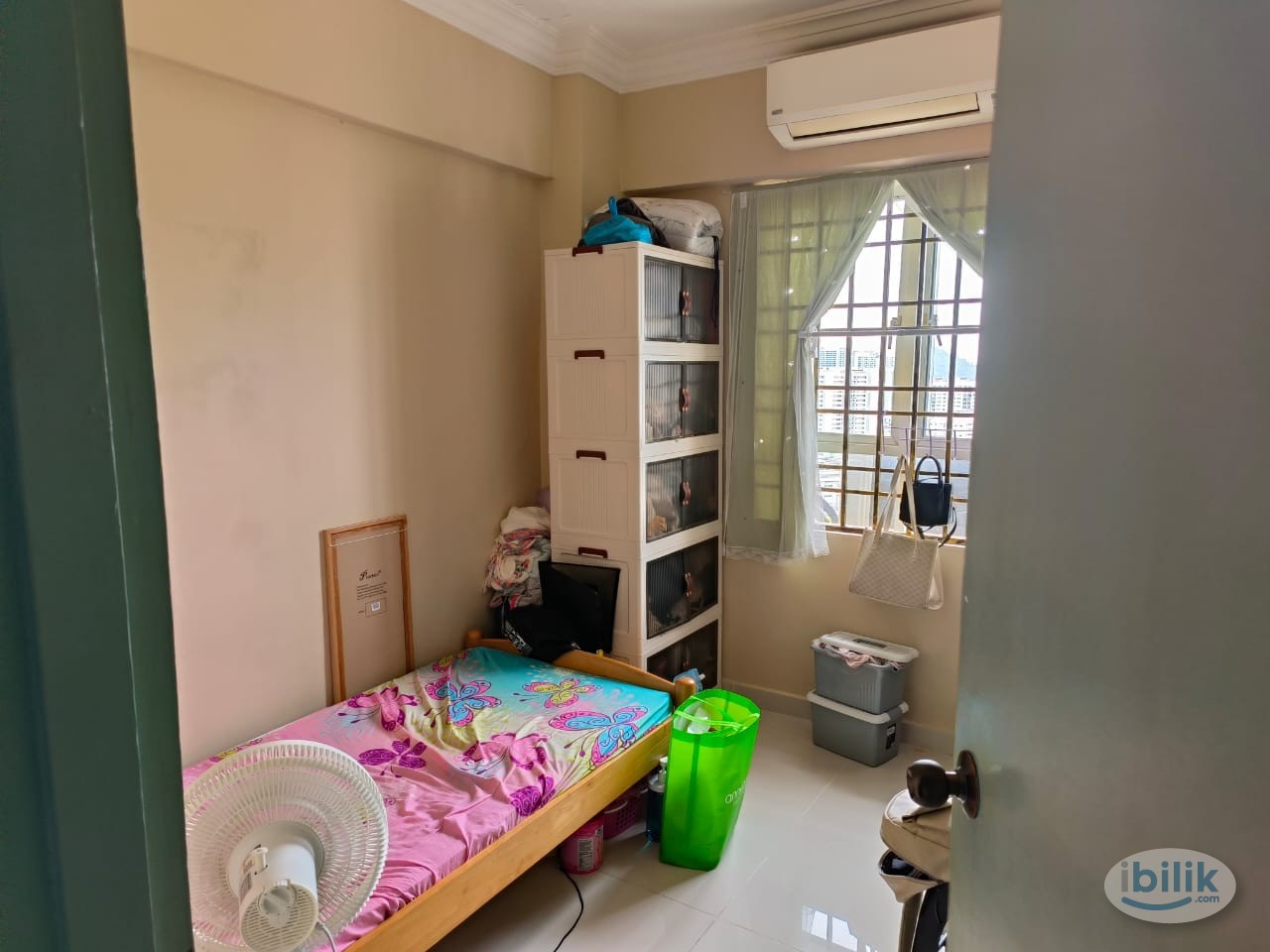 2 Middle Room at Century Park, Batu Uban Female Unit available - Image 2