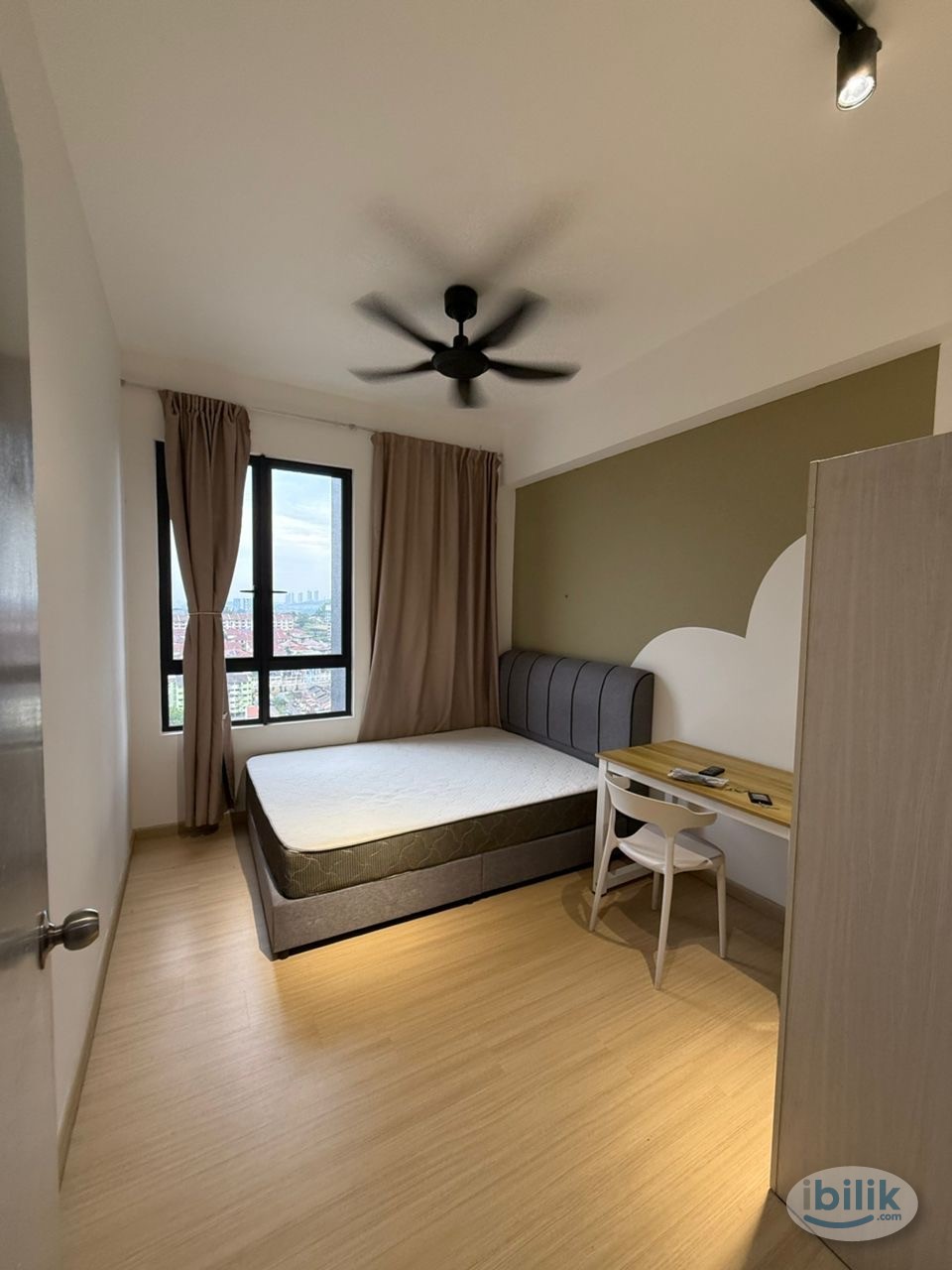 Nexus Room With WINDOW VIEW + AC!! - Image 2