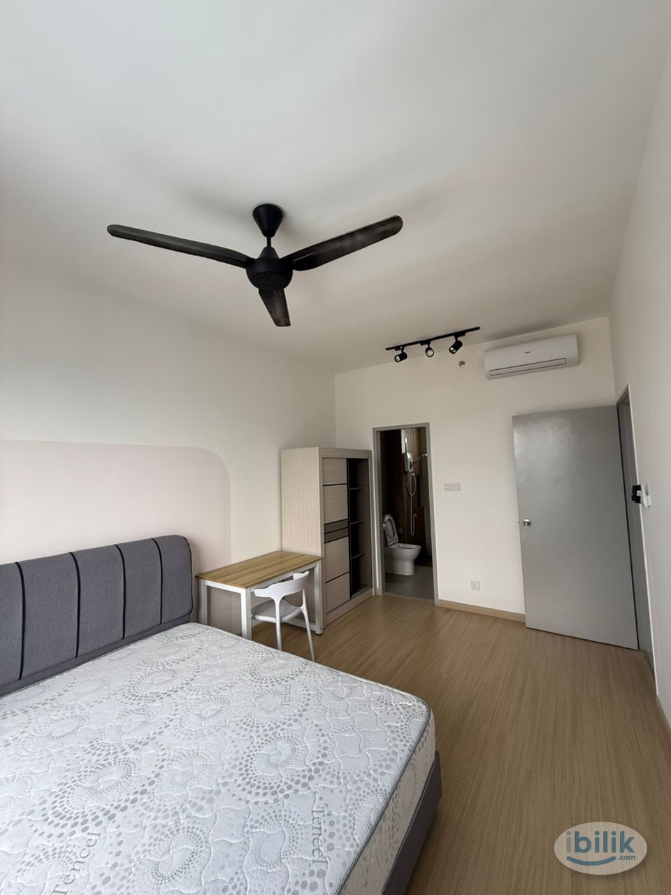 MKH Room with WINDOW VIEW + AC!! - Image 2