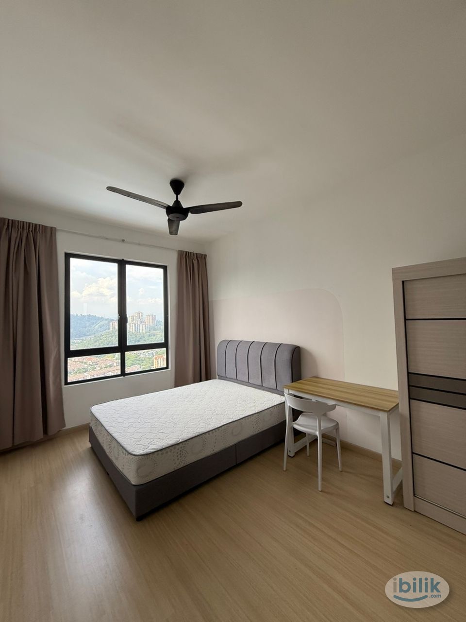 M Vertica Room with WINDOW + AC!! - Image 1
