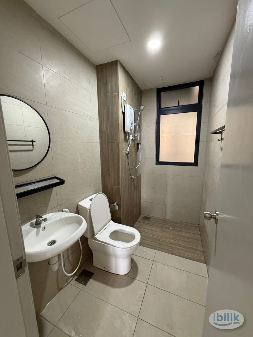 M Vertica Room with WINDOW + AC!! - Image 2