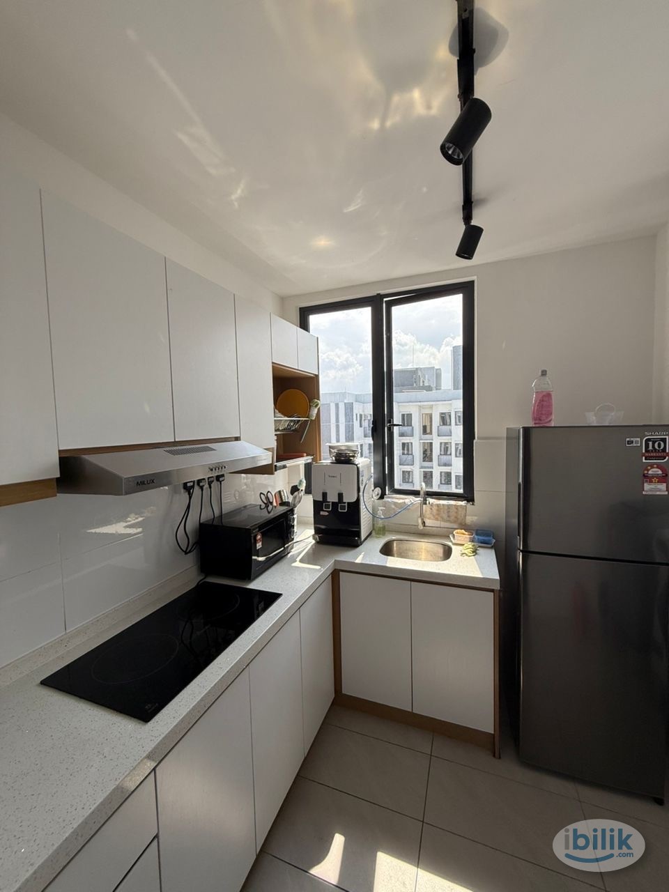 M Vertica Room with WINDOW + AC!! - Image 3