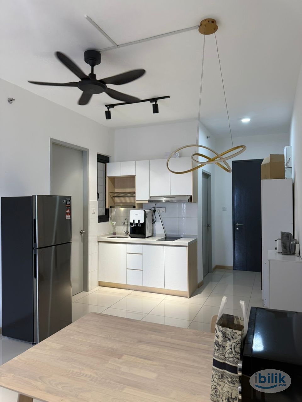 M Vertica Room with WINDOW + AC!! - Image 4