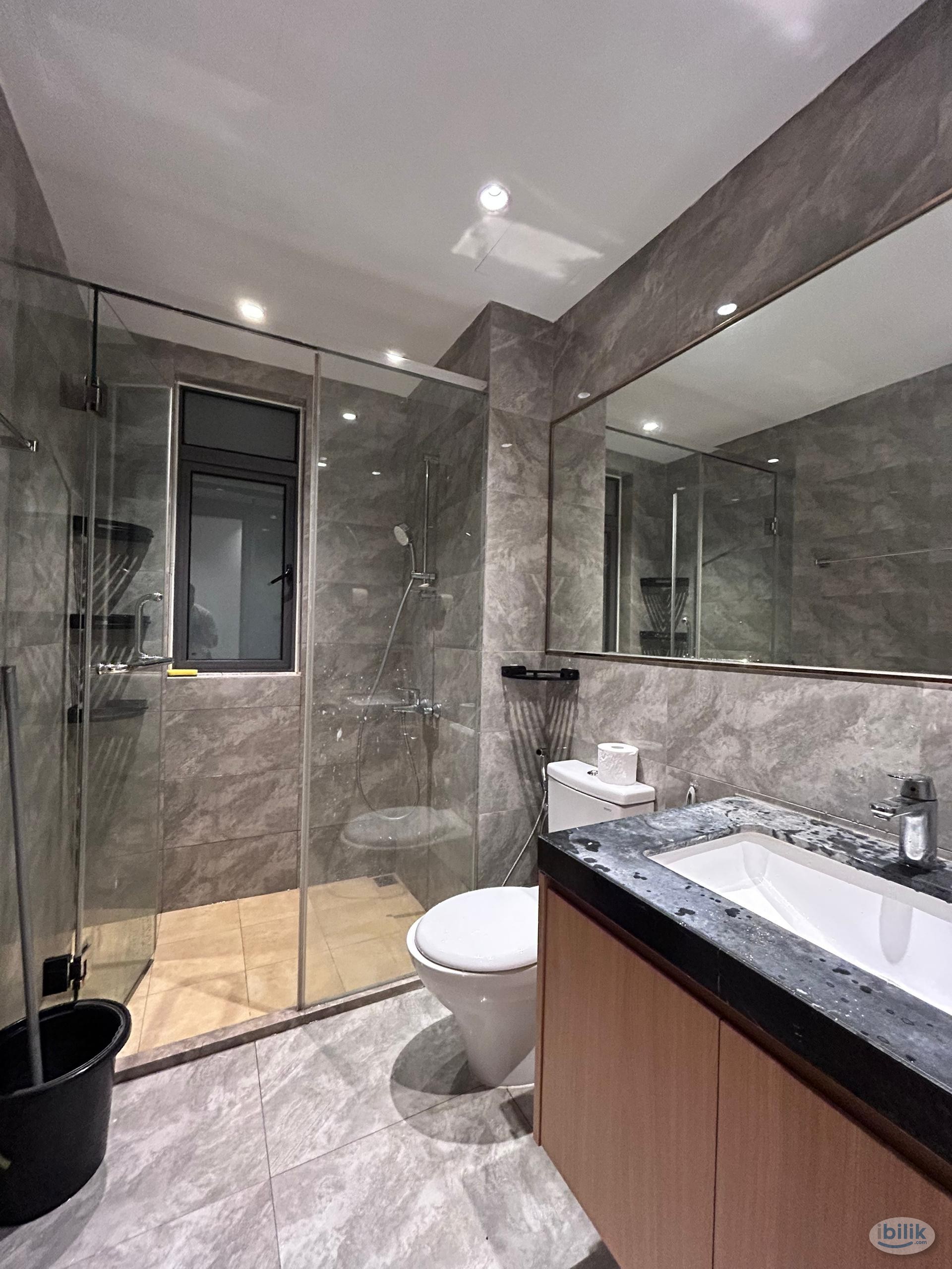 QUEEN BEDROOM FOR RENT @ R&F PHASE 2 | WALKING DISTANCE CIQ - Image 3