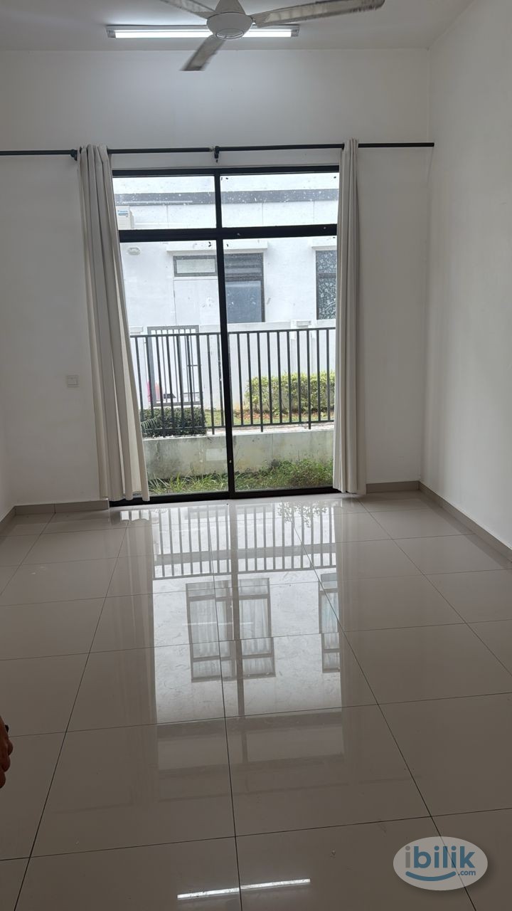 Middle Room at Bandar Puncak Alam, Kuala Selangor - Image 1