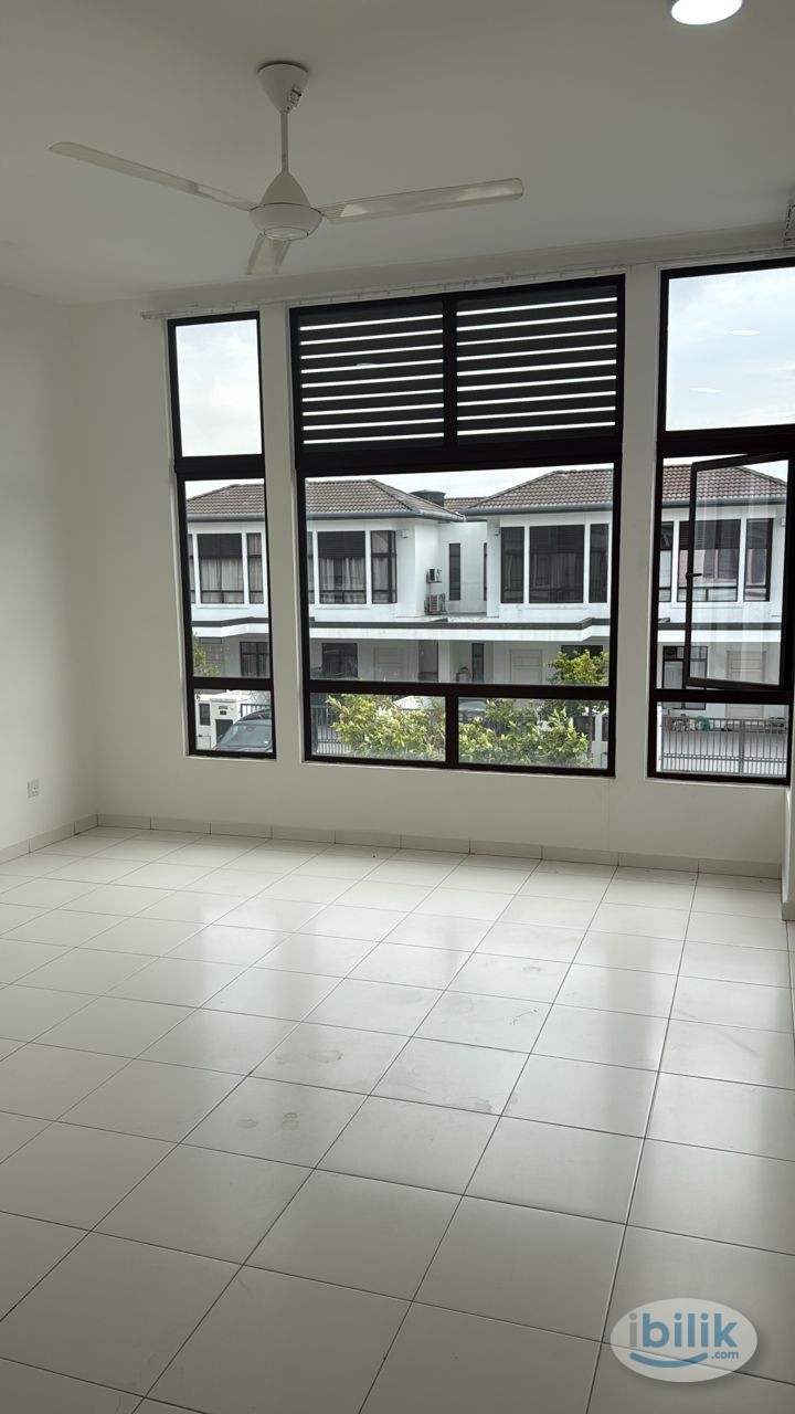 Middle Room at Bandar Puncak Alam, Kuala Selangor - Image 2