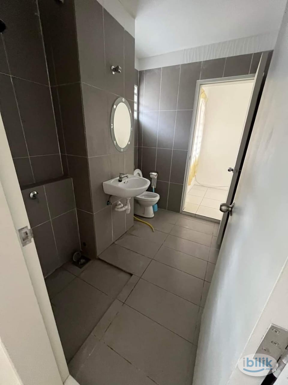 Middle Room at Bandar Mahkota Banting, Banting - Image 1