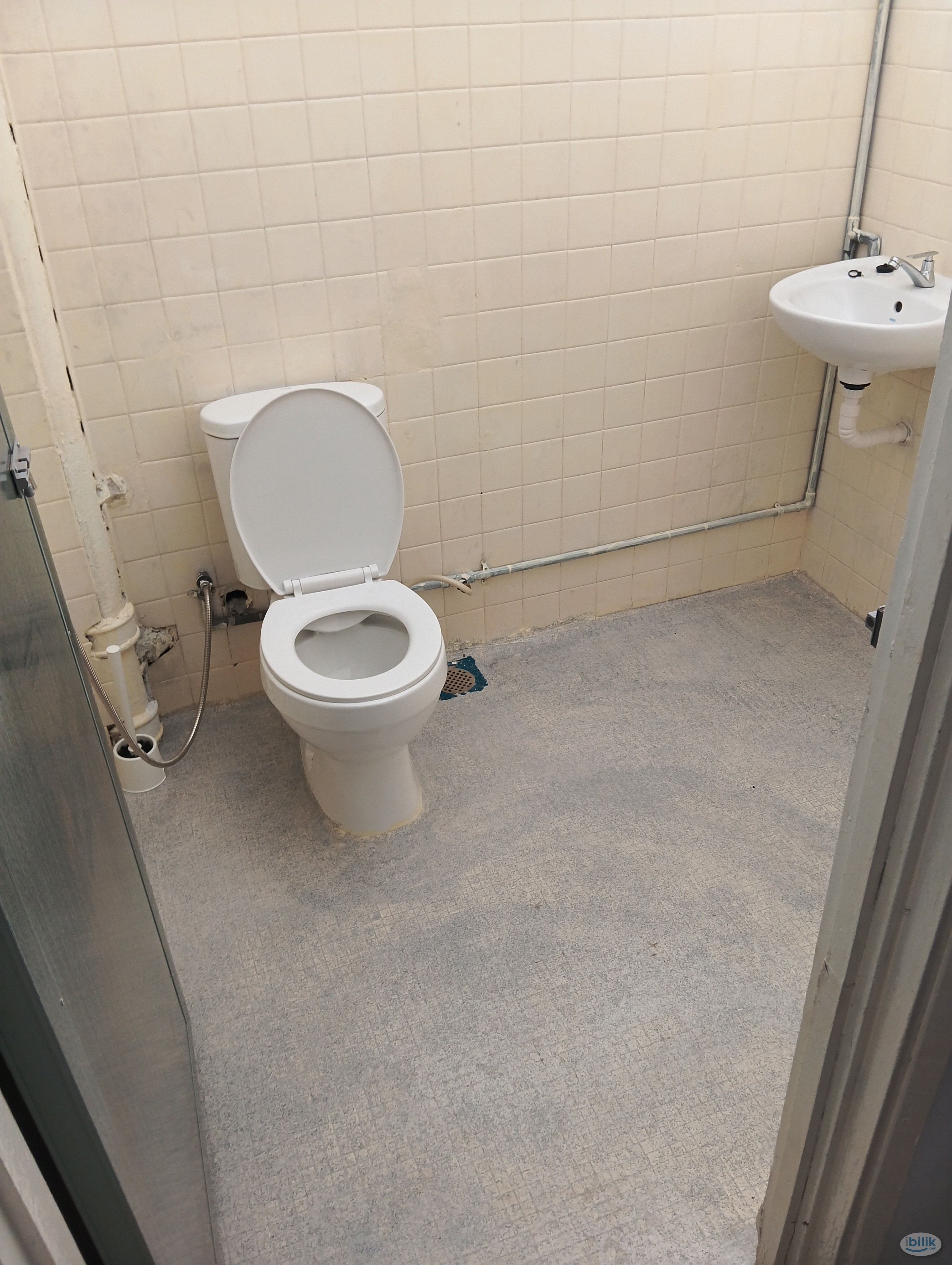 Middle Room at Subang Jaya, Selangor - Image 5