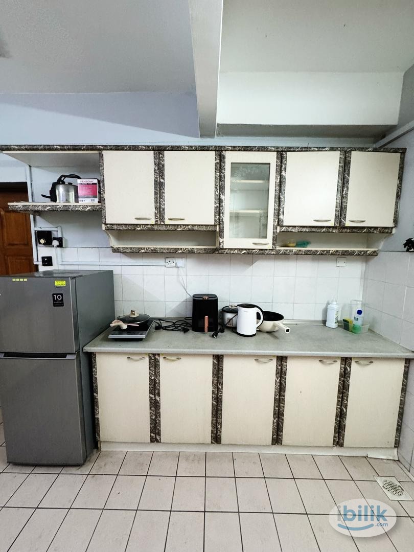 🏠 [Medium Private Room] [✅ Zero Deposit] 🌟Near One Utama Mall, Centre Point, IKEA 🚇 MRT Bandar Utama Station, Mutira Dam - Image 2
