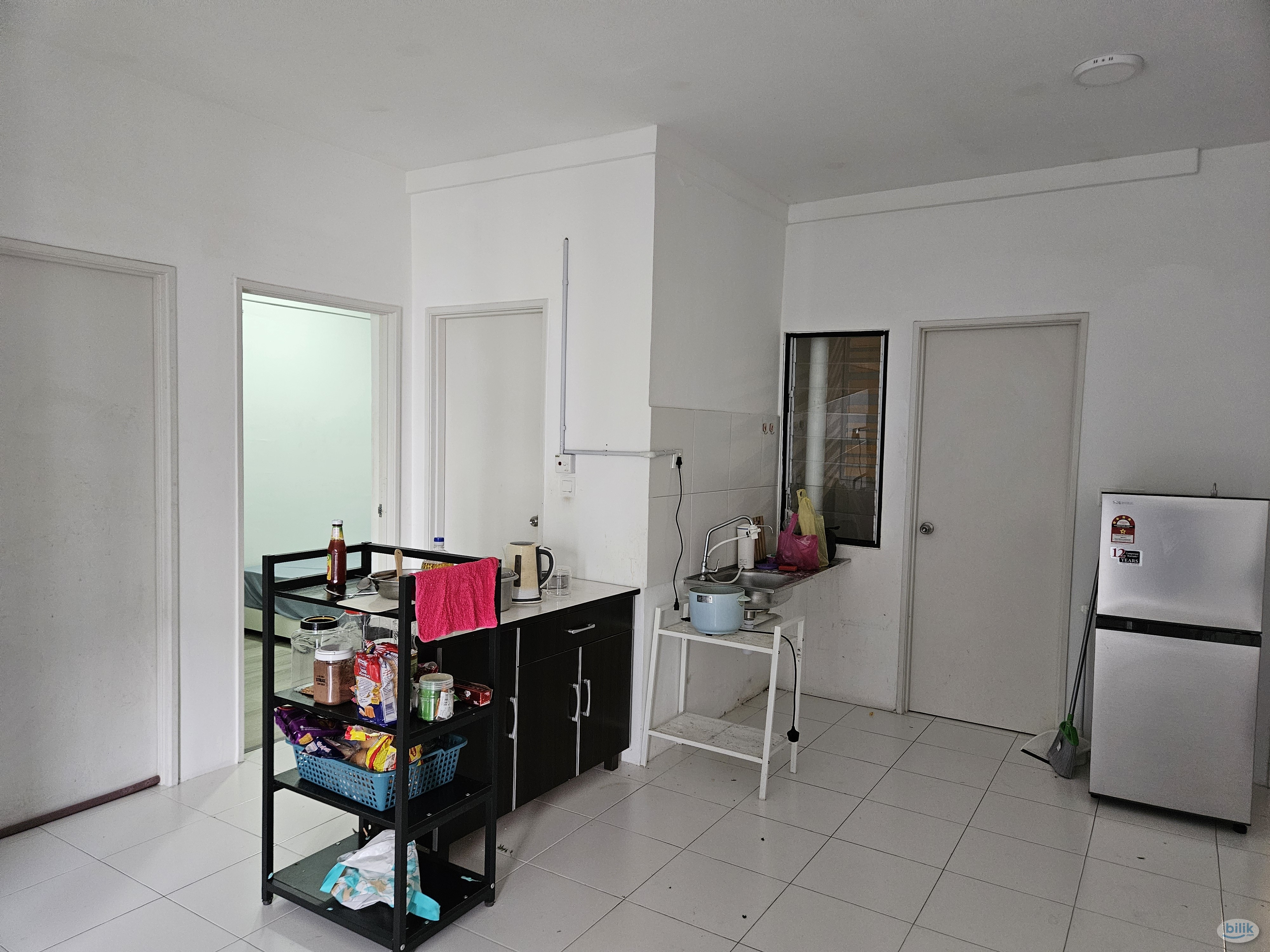 Tri Pinnacle aircond Middle room included utilities shared bathroom MIX GENDER - Image 3