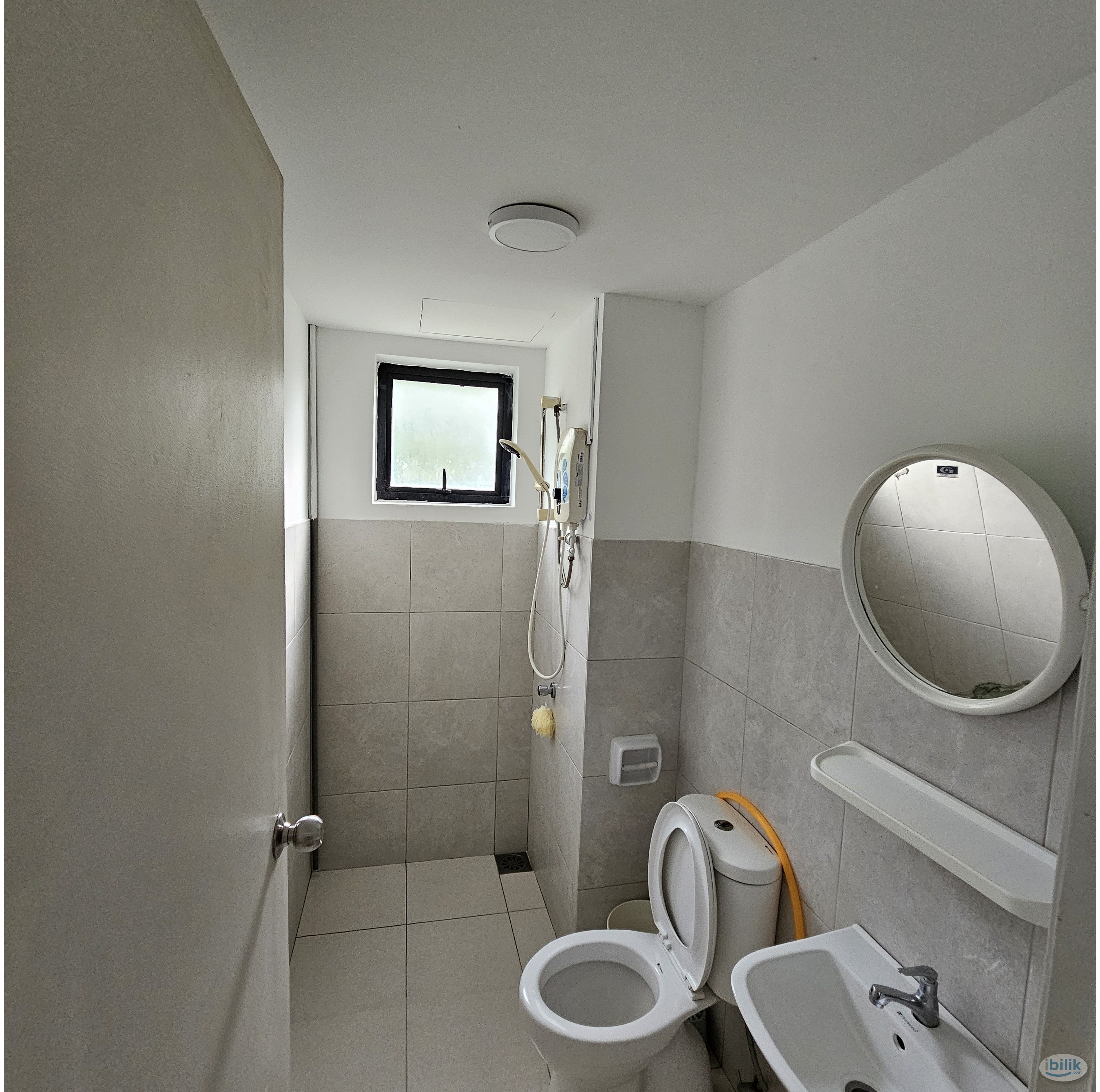 Tri Pinnacle aircond Middle room included utilities shared bathroom MIX GENDER - Image 4