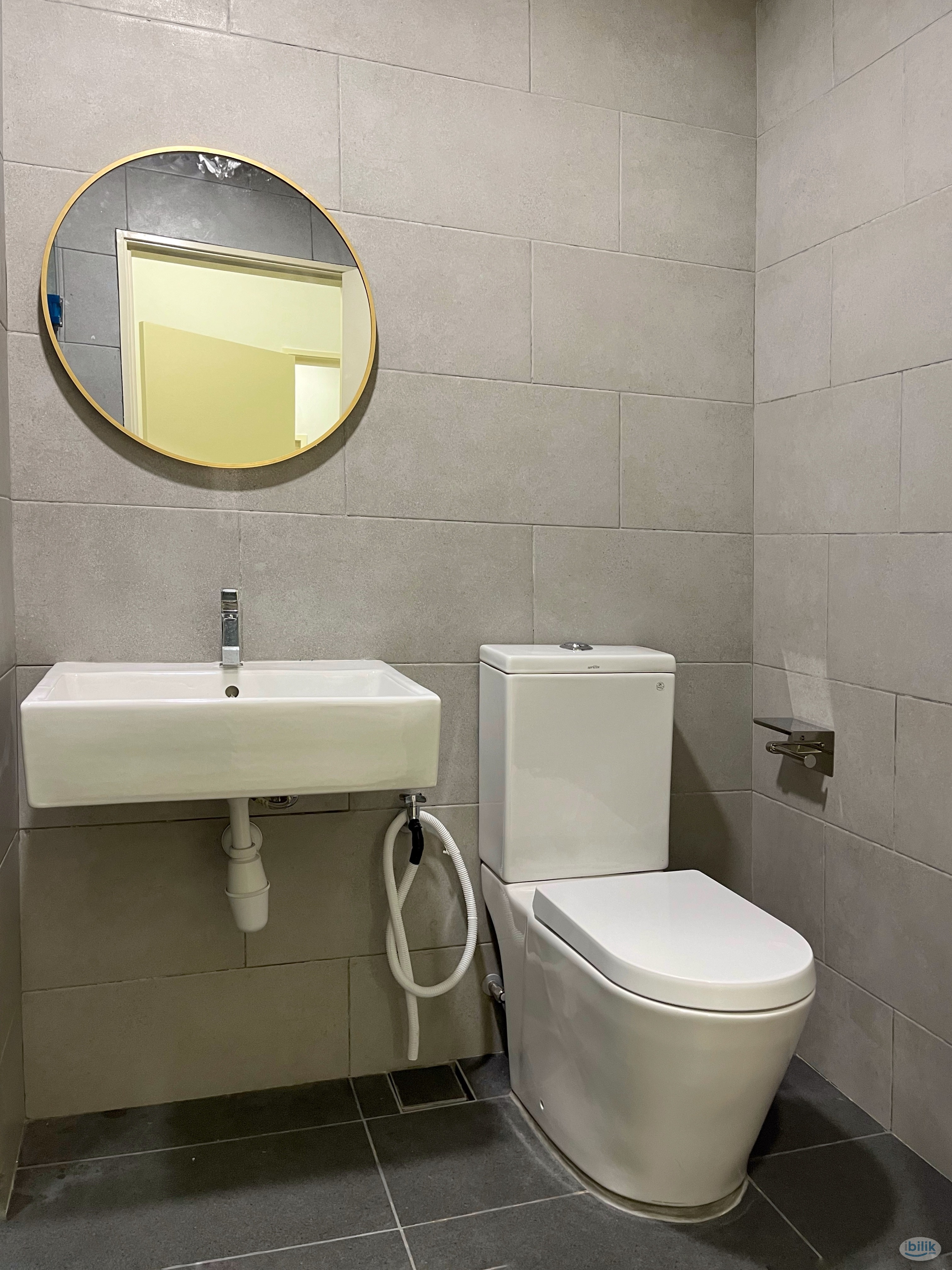 Middle Room at Meta Residences Putra Permai, Seri Kembangan - Image 5