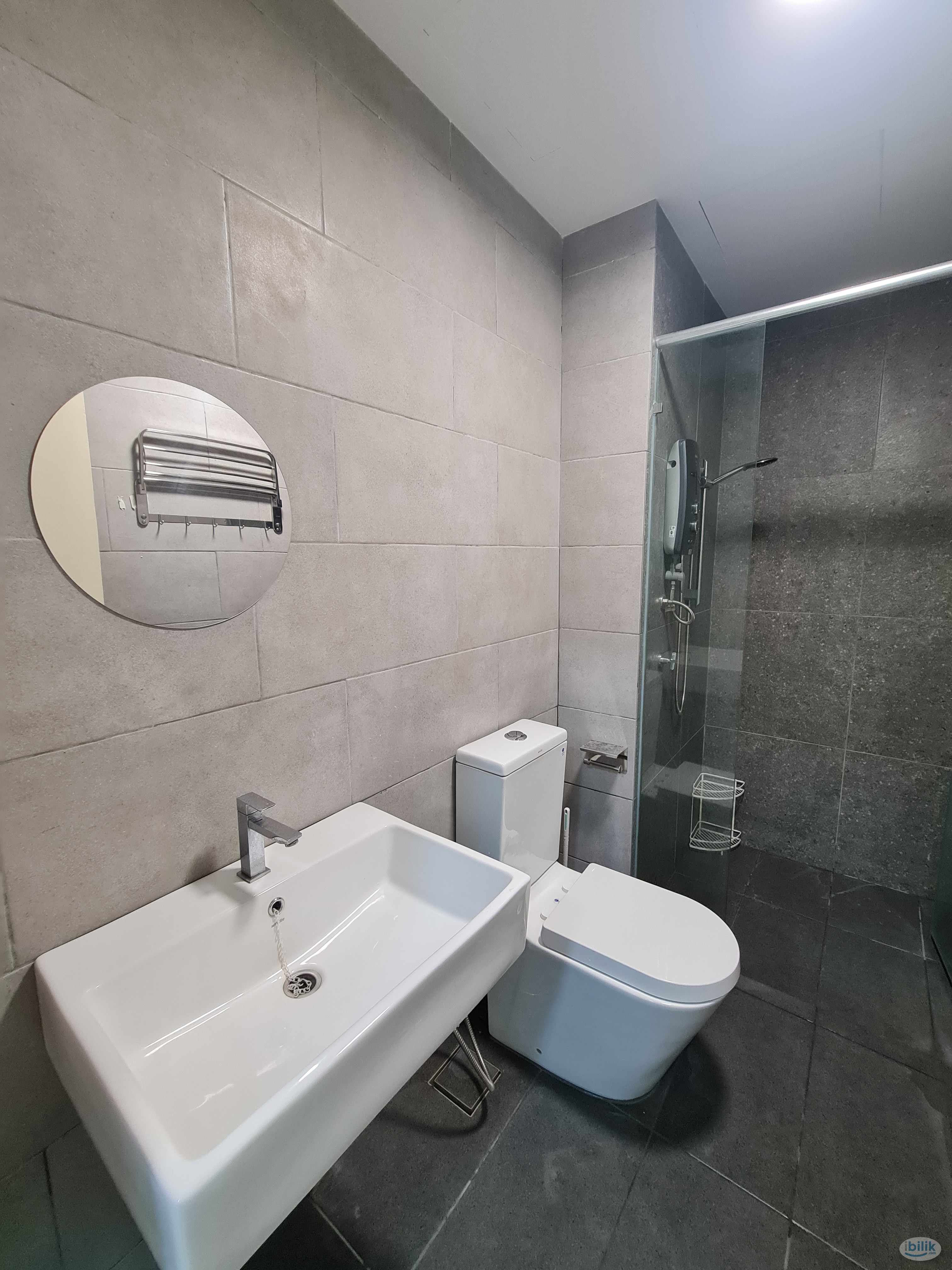Middle Room at Meta Residences Putra Permai, Seri Kembangan - Image 5