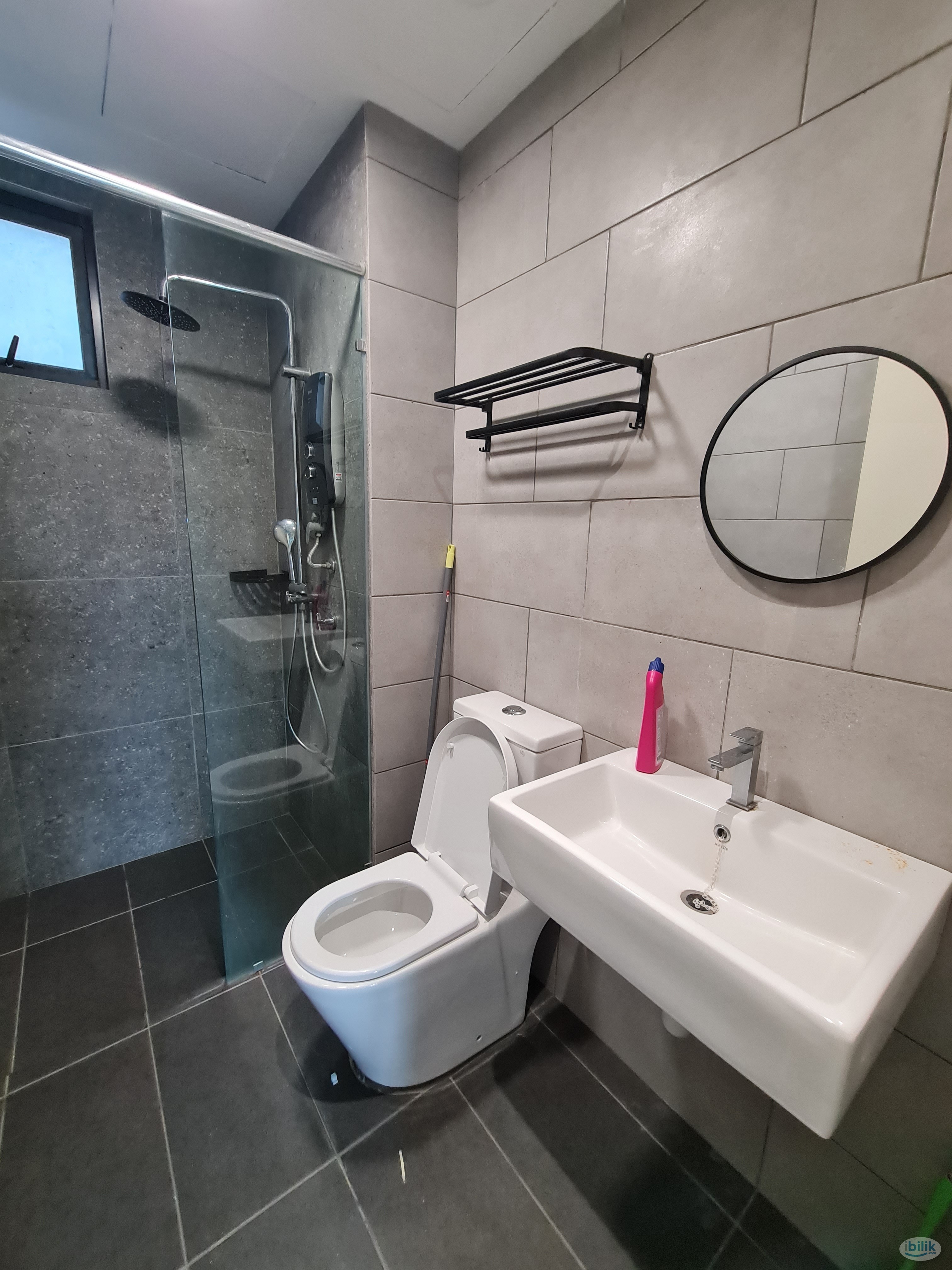 Middle Room at Meta Residences Putra Permai, Seri Kembangan - Image 5