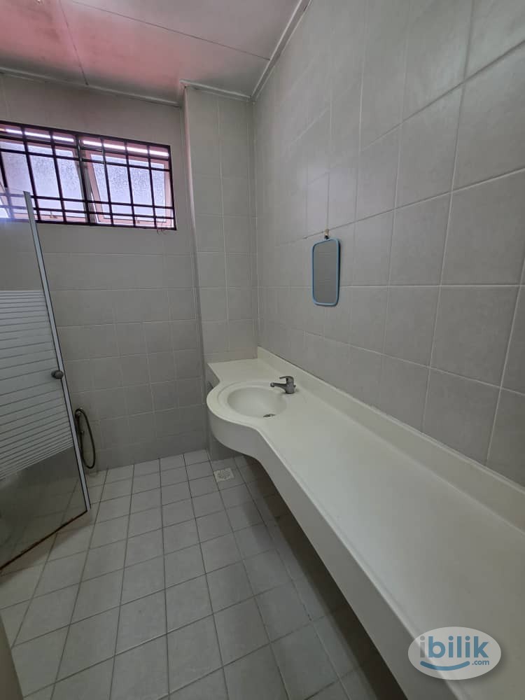 Master Room at Kota Damansara, Petaling Jaya - Image 5