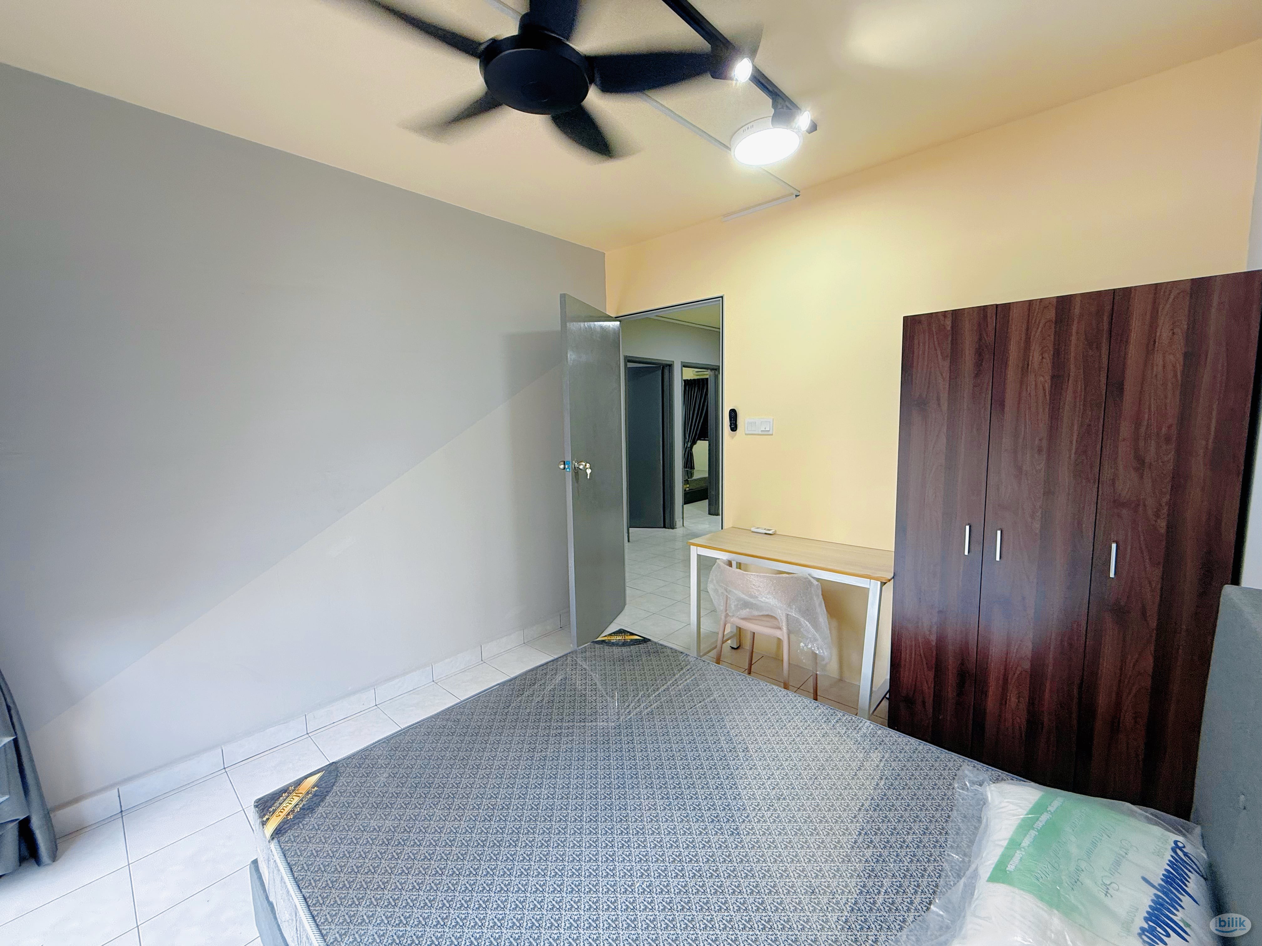 Middle Room at Damansara Perdana, Petaling Jaya - Image 3