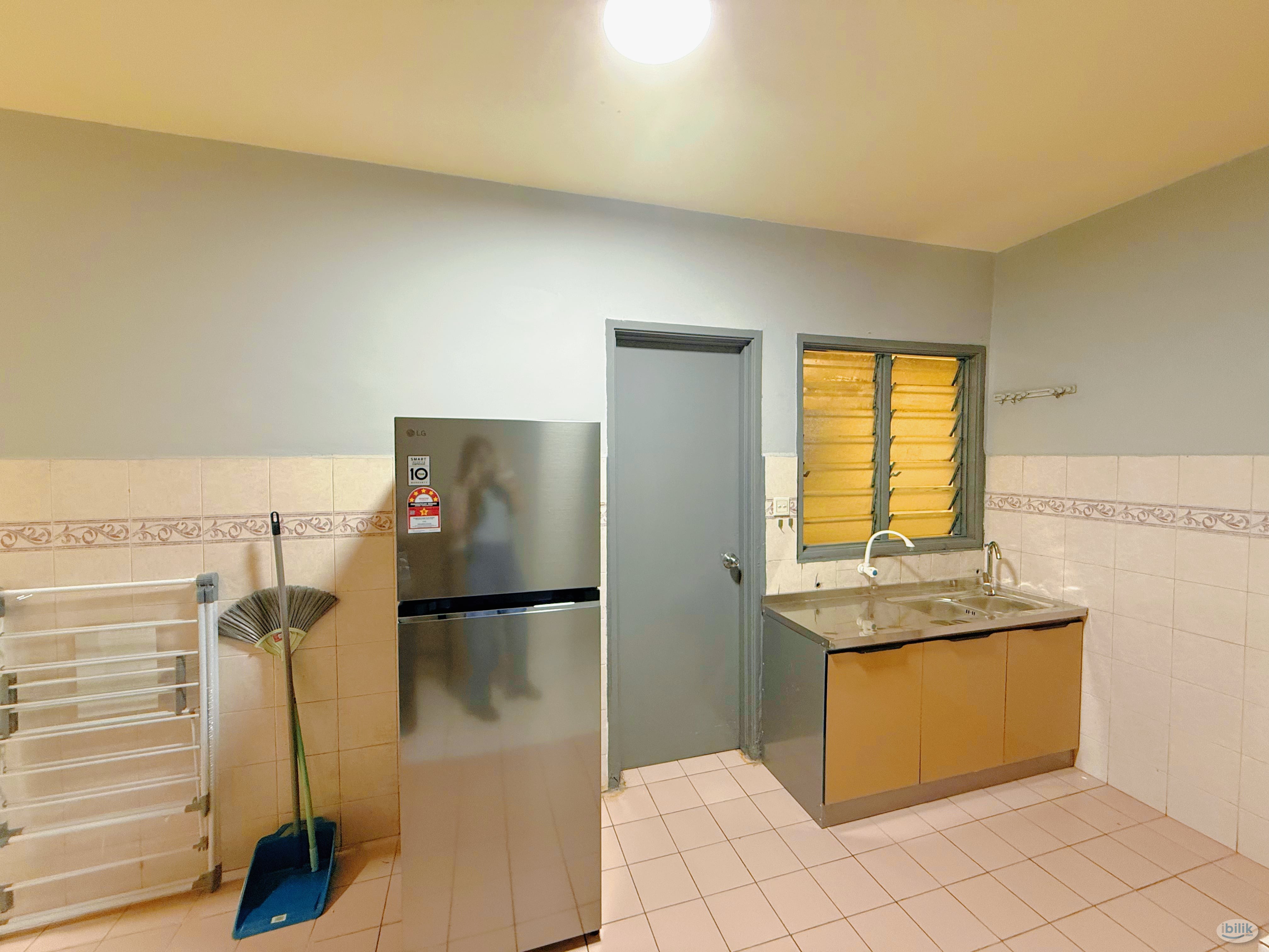Middle Room at Damansara Perdana, Petaling Jaya - Image 5