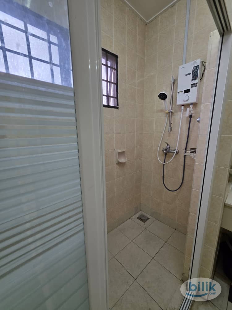 Master Room at Kota Damansara, Petaling Jaya - Image 4