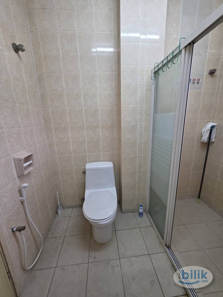 Master Room at Kota Damansara, Petaling Jaya - Image 5