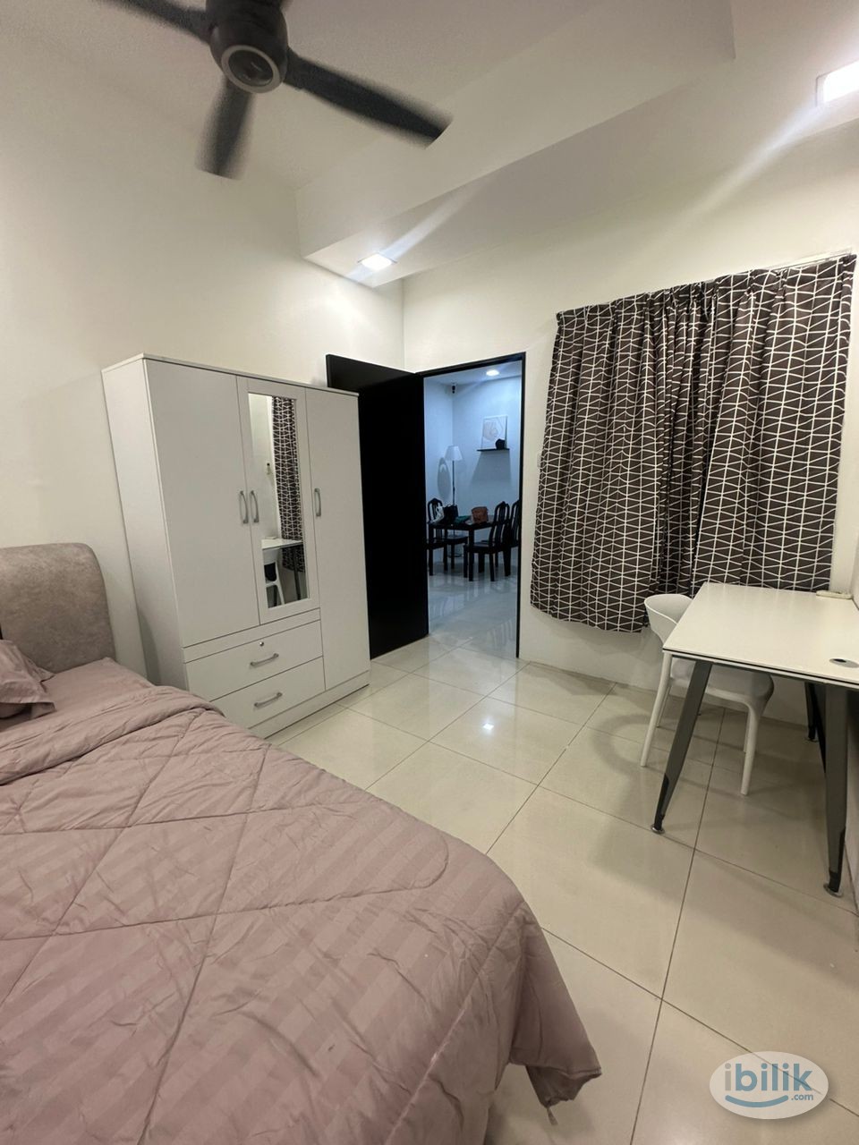 Fully furnished very well kept room for female only weekly cleaning free wifi nice swimming pool and gym next to Mcdonal - Image 1