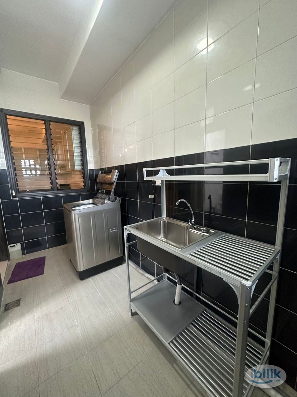 Fully furnished very well kept room for female only weekly cleaning free wifi nice swimming pool and gym next to Mcdonal - Image 3